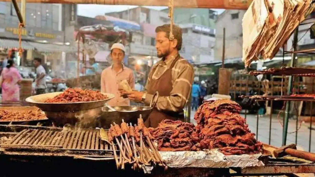 ఇక్కడికి వచ్చే పర్యాటకులు, ఇక్కడి జనాలు డోక్లా, కాండివి, ఖాదీ, ఖాటియా, దాల్ డోక్లి వంటి సాంప్రదాయ గుజరాతీ శాఖాహార వంటకాలను ఆస్వాదించవచ్చు. భారతదేశంలోని ఇతర ఆధ్యాత్మిక నగరాలు మతపరమైన ఆచారాల కారణంగా మాంసం, మద్యం నిషేధించగా, పాలిటానాలో మాత్రం కేవలం మాంసాహార ఆహారాన్ని మాత్రమే చట్టం నిషేదించారు. అందుకే ఇది నాన్‌వెజ్‌ను నిషేదించిన ఏకైక నగరంగా మారింది.