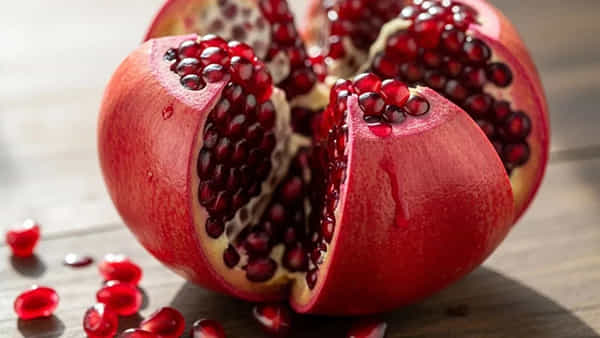 Pomegranate: రోజుకో దానిమ్మ పండు తింటే ఏమవుతుంది..? వీళ్లు మాత్రం అస్సలు తినకూడదు..!