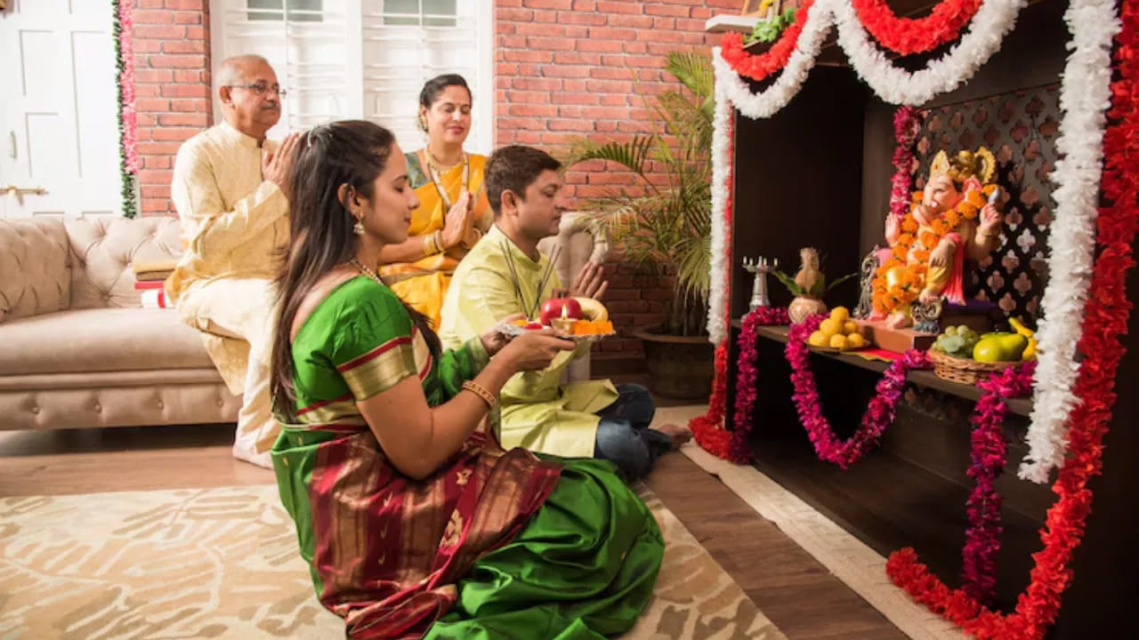 పూజ గదిలోకి అడుగుపెట్టే ముందు ఈ విషయాలు అస్సలు మర్చిపోకండి.. లేకపోతే..