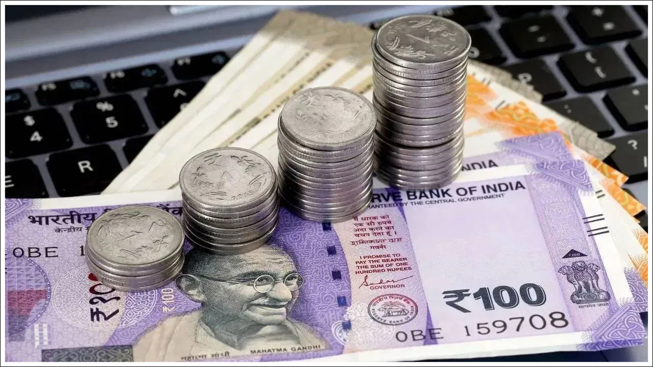  వారిద్దరూ సంవత్సరానికి రూ. 1.50 లక్షలు అంటే నెలకు రూ. 12,500 పెట్టుబడి పెడితే, 20 సంవత్సరాలలో మొత్తం పెట్టుబడి రూ. 60 లక్షలు అవుతుంది. 7.1 శాతం వడ్డీ రేటుతో చక్రవడ్డీతో ఈ మొత్తం దాదాపు రూ. 1.33 కోట్లు అవుతుంది. అంటే భార్యాభర్తలు కలిసి హాయిగా లక్షాధికారులు కావచ్చు. అది కూడా ఎటువంటి మార్కెట్ రిస్క్ లేకుండా.