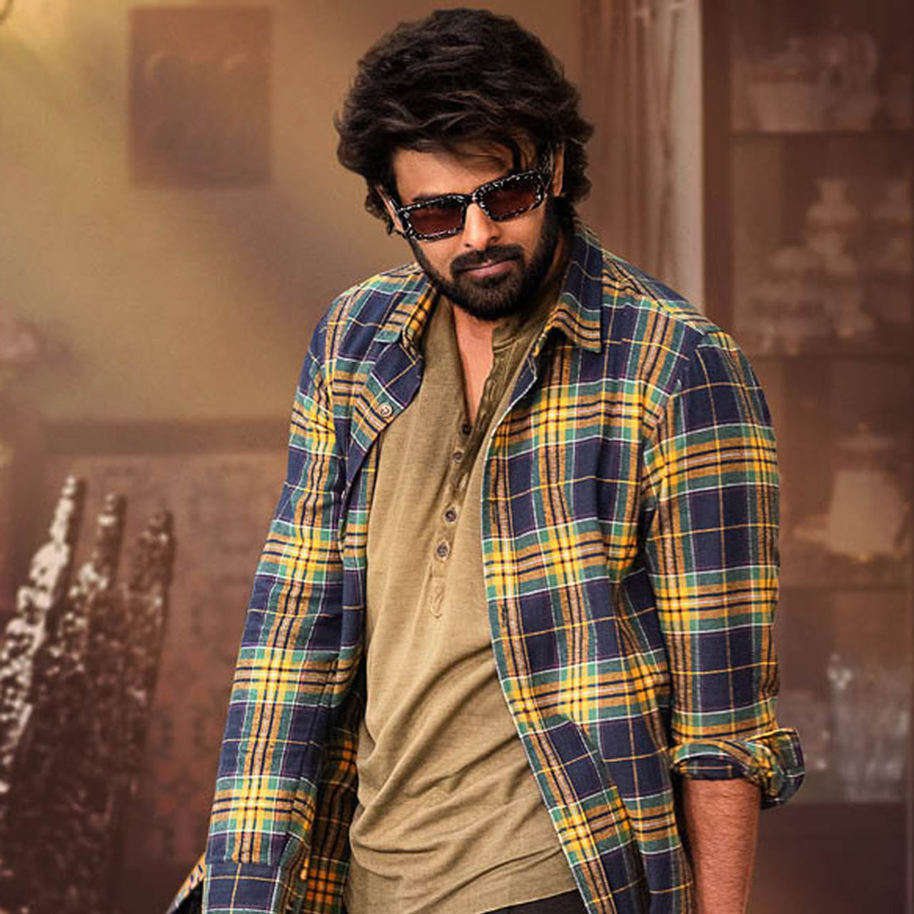 పాన్ ఇండియా లెవల్లో విపరీతమైన ఫాలోయింగ్ ఉన్న హీరో ప్రభాస్. ఇప్పుడు వరుస సినిమాలతో ఫుల్ బిజీగా ఉన్నాడు. డైరెక్టర్ మారుతీ దర్శకత్వంలో రాజాసాబ్, హను రాఘవపూడితో కలిసి ఫౌజీ చిత్రాల్లో నటిస్తున్నారు. ఈ రెండు ప్రాజెక్ట్స్ కోసం ఫ్యాన్స్ వెయిట్ చేస్తున్నారు. 