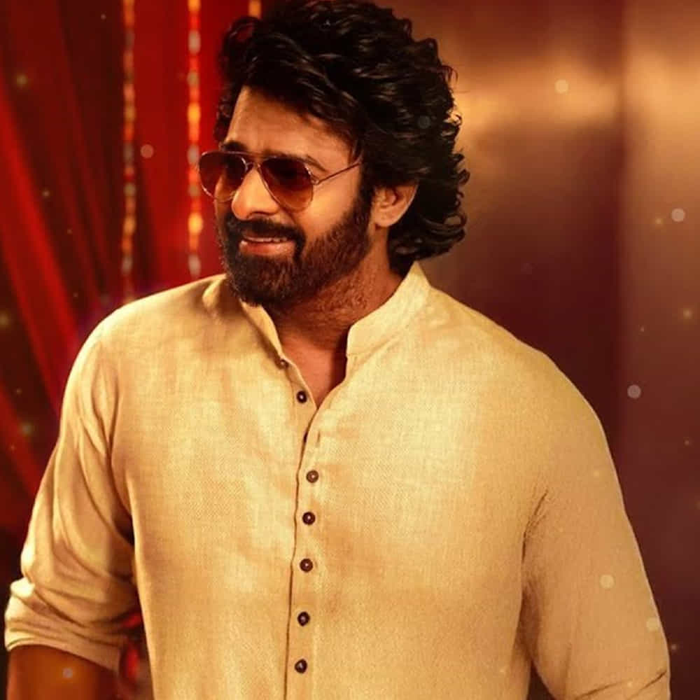 ప్రభాస్ పూర్తి పేరు ఉప్పలపాటి వెంకట సత్యనారాయణ ప్రభాస్ రాజు. తండ్రి పాపులర్ ప్రొడ్యూసర్. పెద్దనాన్ని కృష్ణంరాజు లెజెండరీ నటుడు. భీమవరంలో పాఠశాల విద్యను పూర్తి చేశాడు. ఆ తర్వాత బీటెక్ కంప్లీట్ చేసి వైజాగ్ లోని సత్యానంద్ ఫిల్మ్ ఇన్స్టిట్యూట్ లో చేరి శిక్షణ తీసుకున్నాడు.