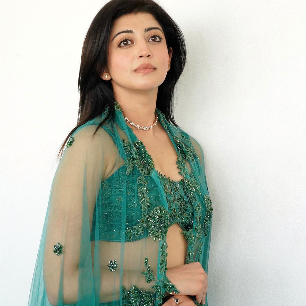 ఇంతకూ ఆమె ఎవరో కాదు టాలీవుడ్ బాపు బొమ్మ ప్రణీత సుభాష్. తన క్యూట్ లుక్స్‌తో ప్రేక్షకులను ఆకట్టుకున్న ప్రణీత సుభాష్ కు మంచి క్రేజ్ సొంతం చేసుకుంది. ఈ అమ్మడి అందానికి కుర్రకారు ఫిదా అయ్యారు. ఏం పిల్లో ఏం పిల్లడో సినిమాతో తెలుగు ప్రేక్షకులకు పరిచయం అయ్యింది ఈ అమ్మడు. హీరోయిన్ గా వరుసగా సినిమాలు చేసి మెప్పించింది.