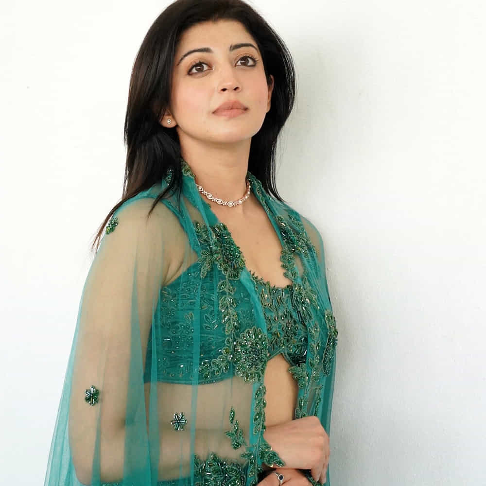 ఇంతకూ ఆమె ఎవరో కాదు టాలీవుడ్ బాపు బొమ్మ ప్రణీత సుభాష్. తన క్యూట్ లుక్స్‌తో ప్రేక్షకులను ఆకట్టుకున్న ప్రణీత సుభాష్ కు మంచి క్రేజ్ సొంతం చేసుకుంది. ఈ అమ్మడి అందానికి కుర్రకారు ఫిదా అయ్యారు. ఏం పిల్లో ఏం పిల్లడో సినిమాతో తెలుగు ప్రేక్షకులకు పరిచయం అయ్యింది ఈ అమ్మడు. హీరోయిన్ గా వరుసగా సినిమాలు చేసి మెప్పించింది.