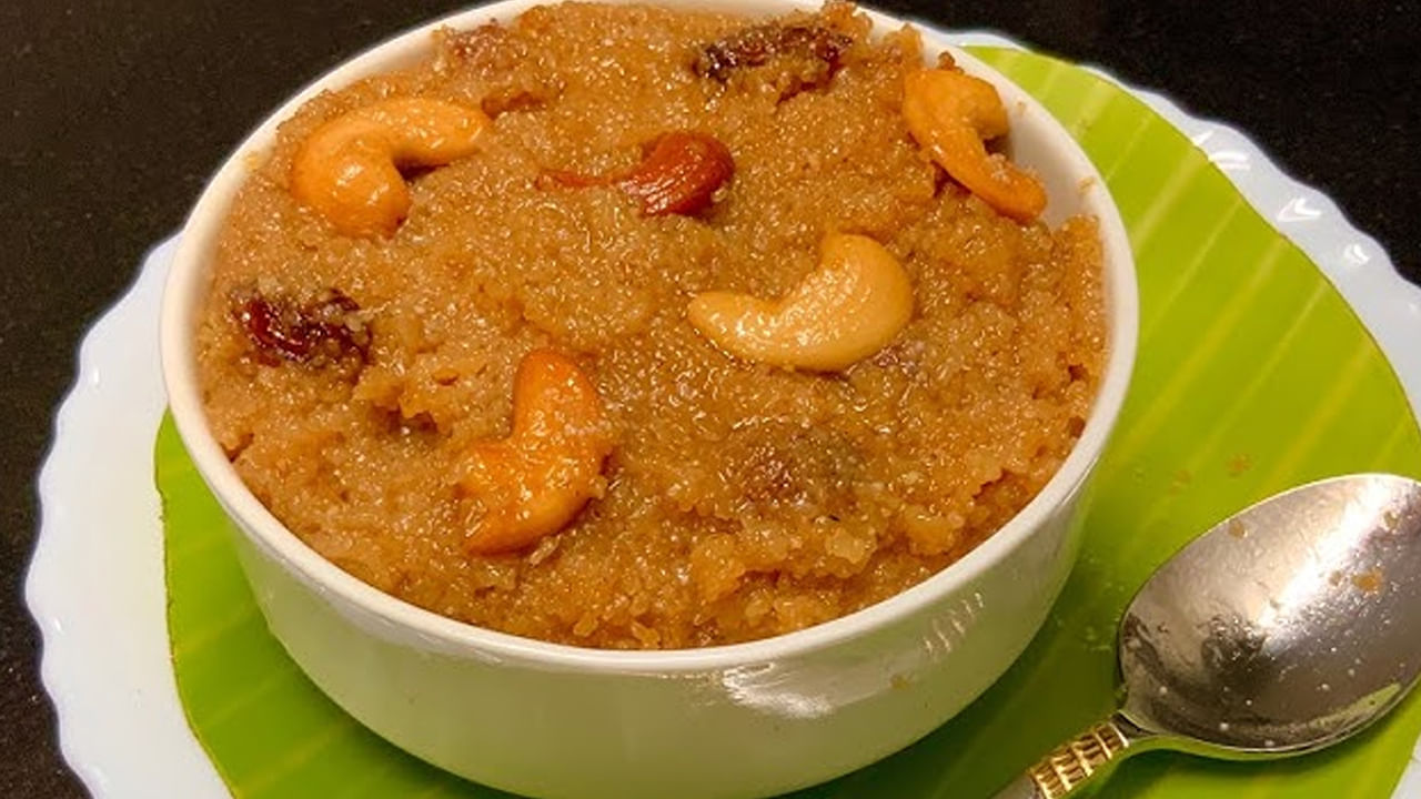 తయారీ విధానం : ముందుగా ఒక బౌల్ తీసుకొని అందులో వన్ టీ స్పూన్ నెయ్యి వేయాలి.  తర్వాత అందులో గోధుమ రవ్వను వేసి బ్రౌన్ కలర్ వచ్చే వరకు వేయించుకోవాలి. ఆ తర్వాత రవ్వను వేరే బౌల్‌లోకి తీసుకోవాలి. మరో పాన్ తీసుకొని, స్టవ్ ఆన్ చేసి, దాంట్లో మూడు కప్పుల నీరు పోసి, మరగనివ్వాలి. తర్వాత అందులో మనం ముందుగా వేయించి పెట్టుకున్న రవ్వను వేసి 10 నిమిషాలు మెత్తగా ఉడకబెట్టుకోవాలి.