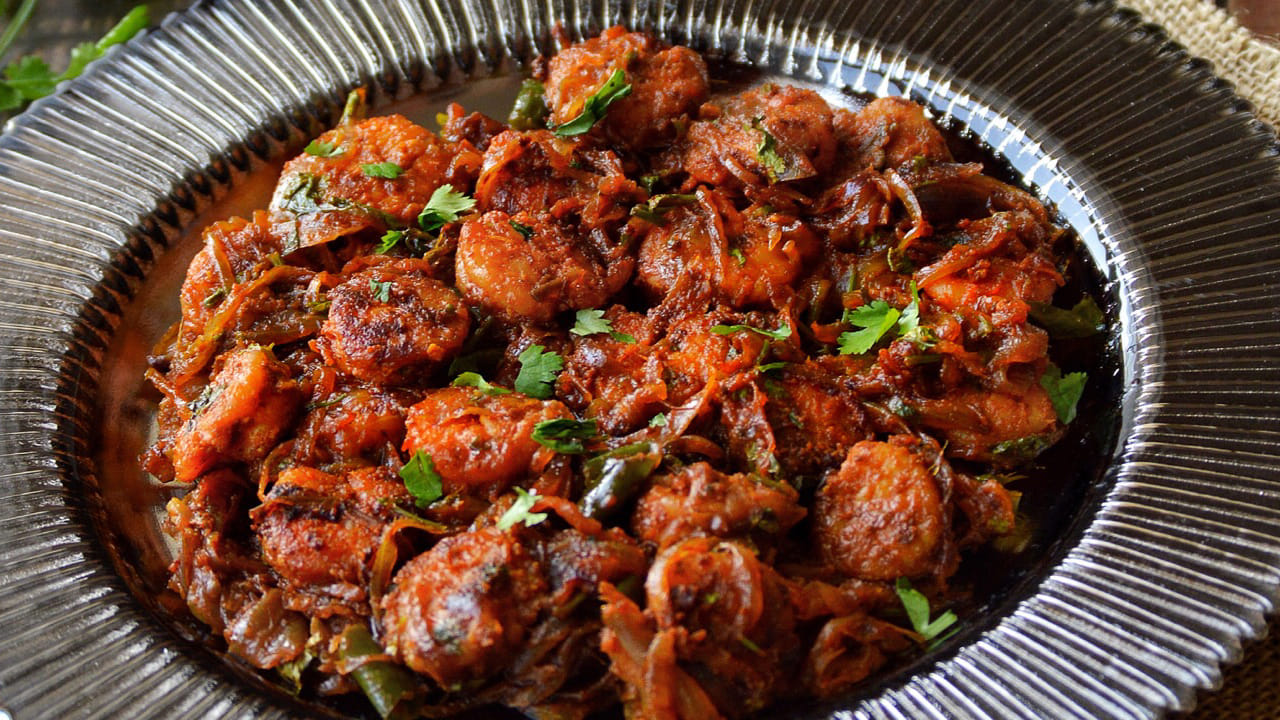 తర్వాత మ్యారినేట్ చేసిన రొయ్యలను పాన్‌లో వేసి అవి గులాబీ రంగులోకి వచ్చి ఉడికినంత వరకు వేయించాలి.  ఎండి మిర్చి వేసి మరో నిమిషం వేయించాలి.  రుచికి ఉప్పు వేసి, తరిగిన కొత్తిమీరతో అలంకరించండి. అంతే అంతే రుచికరమైన  ప్రాన్స్ ఫ్రై సిద్ధం అయిపోతుంది. పక్కన నిమ్మకాయ ముక్కలతో వేడిగా వడ్డించండి. ఇంట్లో అందరు ఇష్టంగా తింటరు.