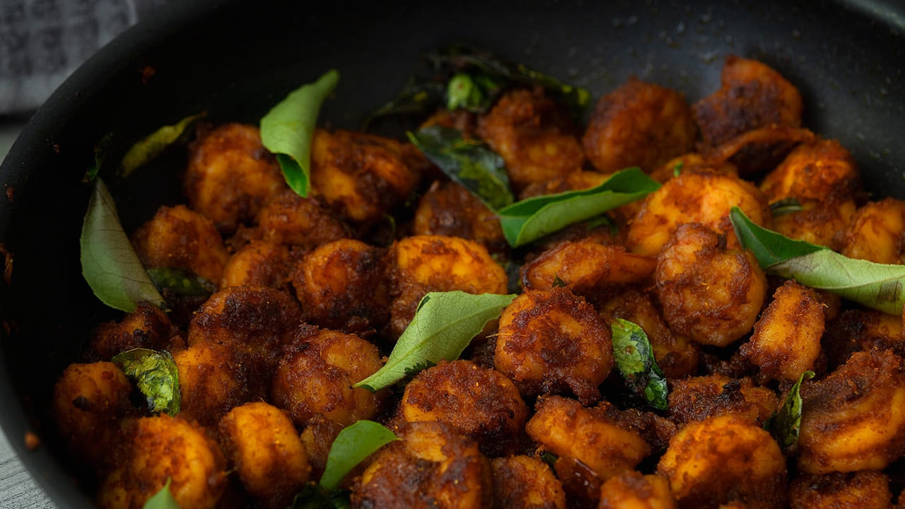 మీ రొయ్యల వేపుడుకి ఉత్తమ రుచిని పొందడానికి తాజా, అధిక నాణ్యత గల పదార్థాలను ఉపయోగించండి. మీకు కావలసిన కారపు స్థాయికి అనుగుణంగా కారం ఎండి మిరపకాయల పరిమాణాన్ని సర్దుబాటు చేయండి. మీరు రొయ్యల వేపుడును సైడ్ డిష్‌గా లేదా అన్నం లేదా రోటీతో ప్రధాన వంటకంగా వడ్డించవచ్చు.