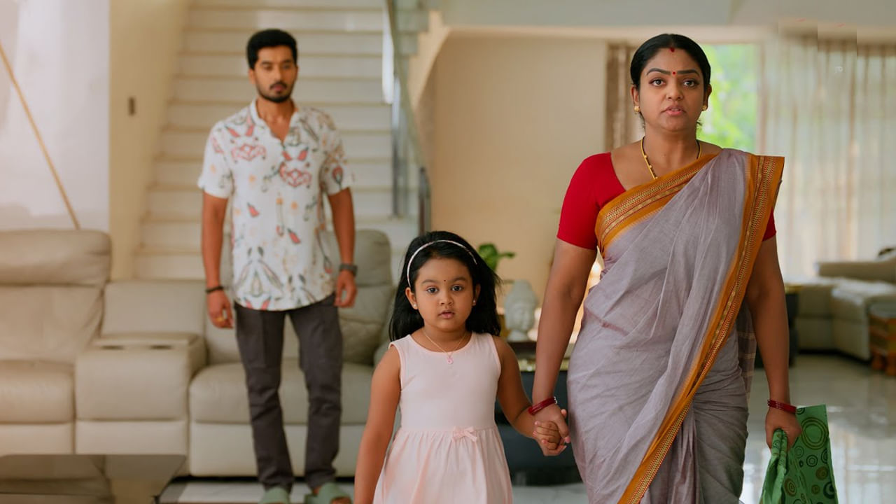 కార్తీక దీపం సీరియల్ ముగిసిన తర్వాత కొన్నాళ్లపాటు తెలుగు తెరకు దూరంగా ఉండిపోయిన ప్రేమి విశ్వనాథ్ ఇప్పుడు మరోసారి కార్తీక దీపం 2 సీరియల్ ద్వారా అలరిస్తుంది. ఇందులో మరోసారి కట్టుబొట్టు, సహజ నటనతో కట్టిపడేస్తుంది. ఇదిలా ఉంటే ఈ సీరియల్ కోసం ప్రేమి విశ్వనాథ్ తీసుకునే రెమ్యునరేషన్ హాట్ టాపిక్ అవుతుంది.