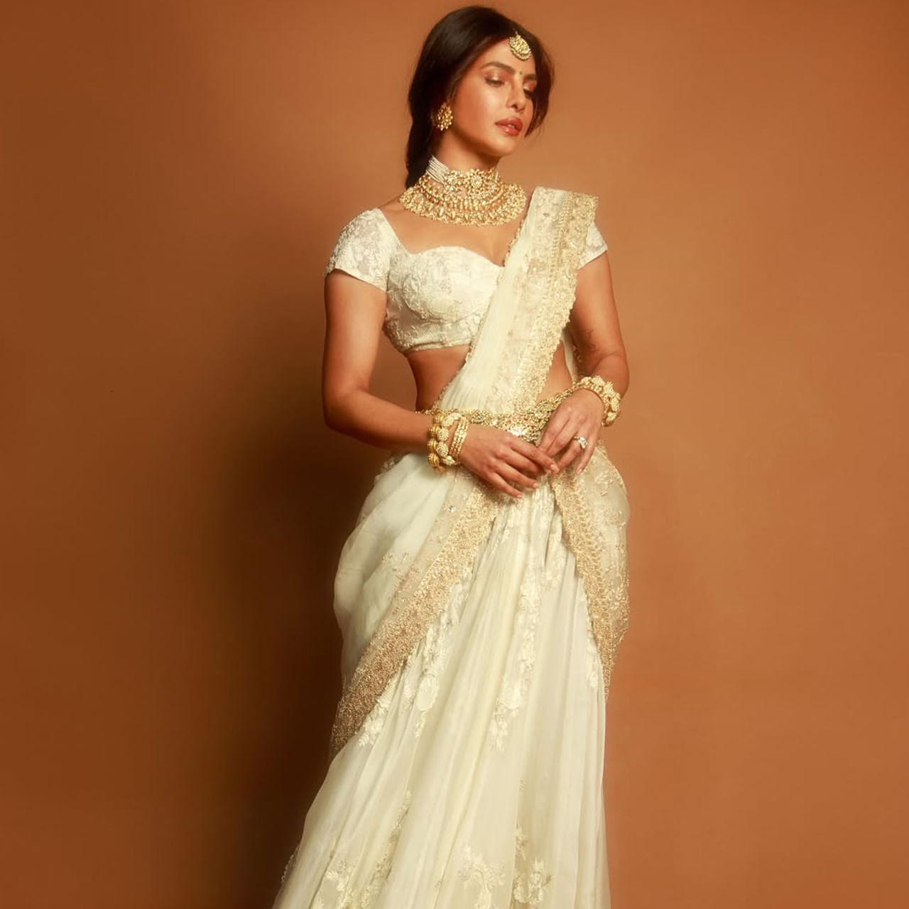 ప్రస్తుతం టాలీవుడ్ అవైటెడ్ ఫిల్మ్ వారణాసి. దర్శకధీరుడు రాజమౌళి దర్శకత్వంలో సూపర్ స్టార్ మహేష్ బాబు ప్రధాన పాత్రలో నటిస్తున్న ఈ సినిమా కొన్ని నెలలుగా షూటింగ్ జరుపుకుంటుంది. ఈ సినిమాపై ఇప్పటికే భారీ హైప్ నెలకొంది.