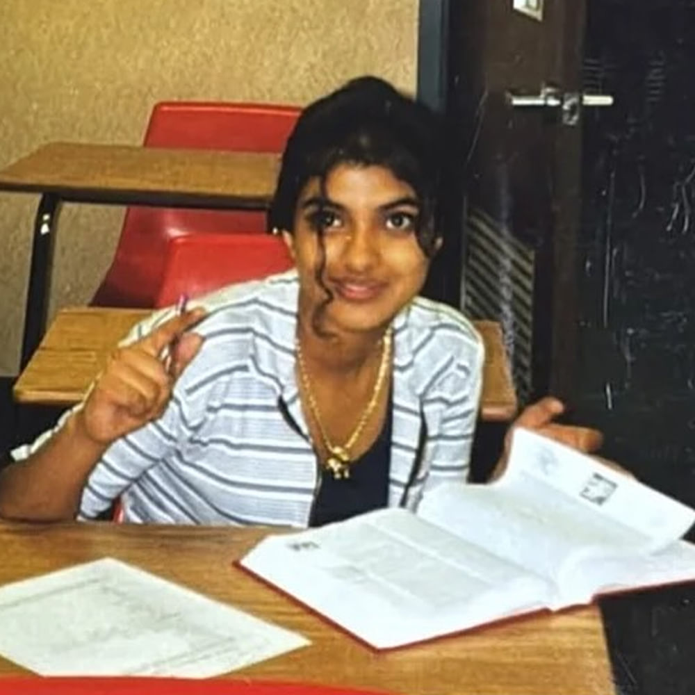 పైన ఫోటోలో కనిపిస్తున్న హీరోయిన్ ఎవరో గుర్తుపట్టారా.. ? ప్రస్తుతం ఆమె మోస్ట్ వాంటెడ్ పాన్ ఇండియా హీరోయిన్. హిందీ, ఇంగ్లీష్ భాషలలో వరుస సినిమాల్లో నటించి మెప్పించింది. ఇప్పుడు ఆమె గ్లోబల్ బ్యూటీ. ఒక్కో సినిమకు దాదాపు 30 కోట్ల పారితోషికం తీసుకుంటుంది.