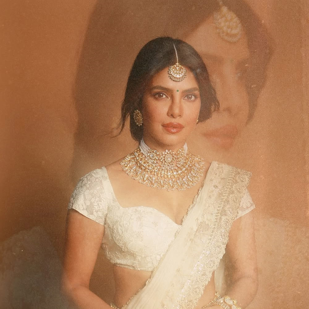 ప్రస్తుతం ప్రియాంక చోప్రా భారతీయ సినిమాలో అత్యధిక పారితోషికం తీసుకుంటున్న నటిగా రికార్డు సృష్టించిందని అంటున్నారు. ఇటీవల జరిగిన టైటిల్ రిలీజ్ వేడుకలో తెల్ల లంగావోణిలో ట్రెడిషనల్ లుక్ లో దేవకన్యలా మెరిచింది. 