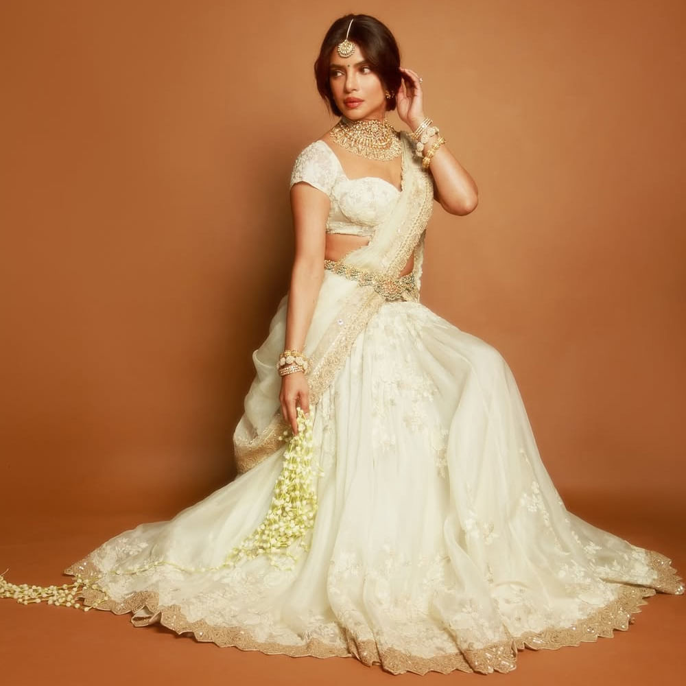 సినిమాలో మందాకిని పాత్రలో కనిపించనుంది. అలాగే ఇటీవల విడుదలైన ఆమె ఫస్ట్ లుక్ పోస్టర్ మరింత పవర్ ఫుల్ గా కనిపించింది. ఇక ఇటీవల జరిగిన గ్లోబ్ ట్రోటర్ వేడుకలో మరింత అందంతో కట్టిపడేసింది. 