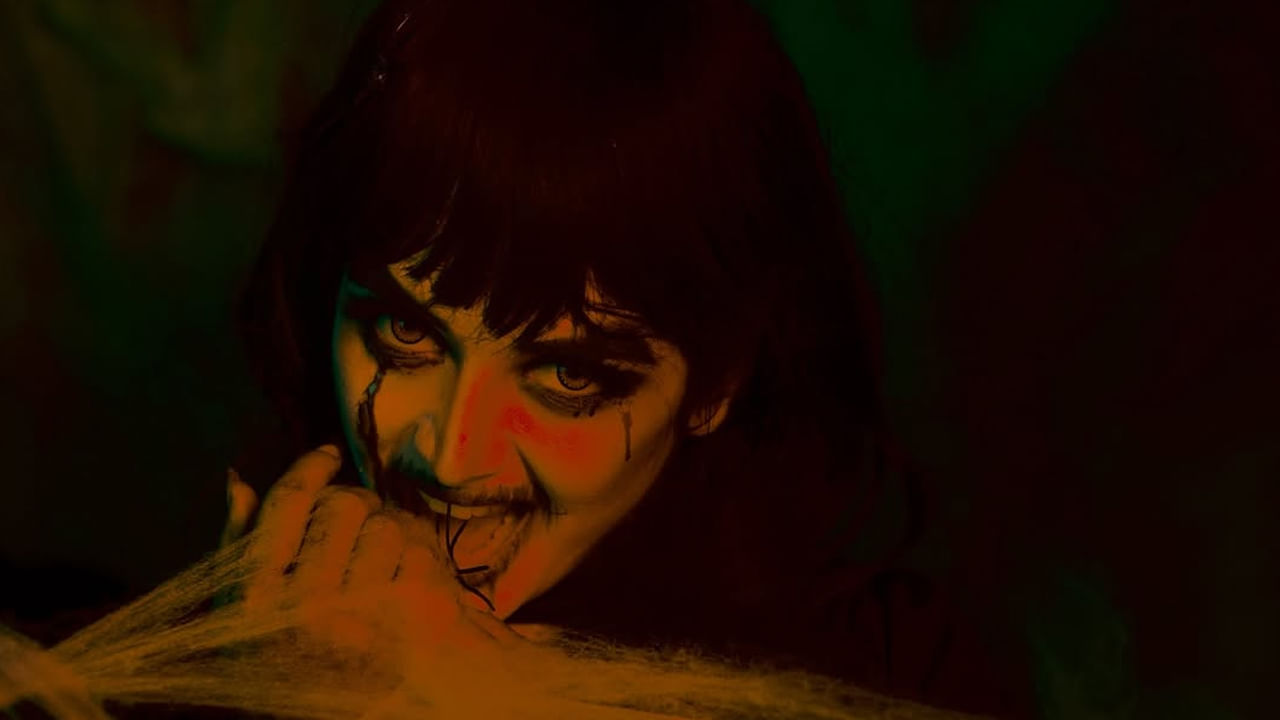 ఈ ఫొటోలు చూసి భయపడి పోతున్నారా? అచ్చం దెయ్యింలా కనిపిస్తున్నా ఈ బ్యూటీ ఎవరు అని తెగ ఆలోచిస్తున్నారా? ఇంతకీ ఈ అమ్మడు ఎవరో కాదు, తన అంద చందాలతో బుల్లితెరపై సందడి చేసి, ఎంతో మంది మనసు గెలుచుకున్న ఈ బ్యూటీ, తాజాగా, దెయ్యిం గెటప్లో అదిపోయింది. ప్రస్తుతం ఈ ఫొటోస్ తెగ వైరల్ అవుతున్నాయి.