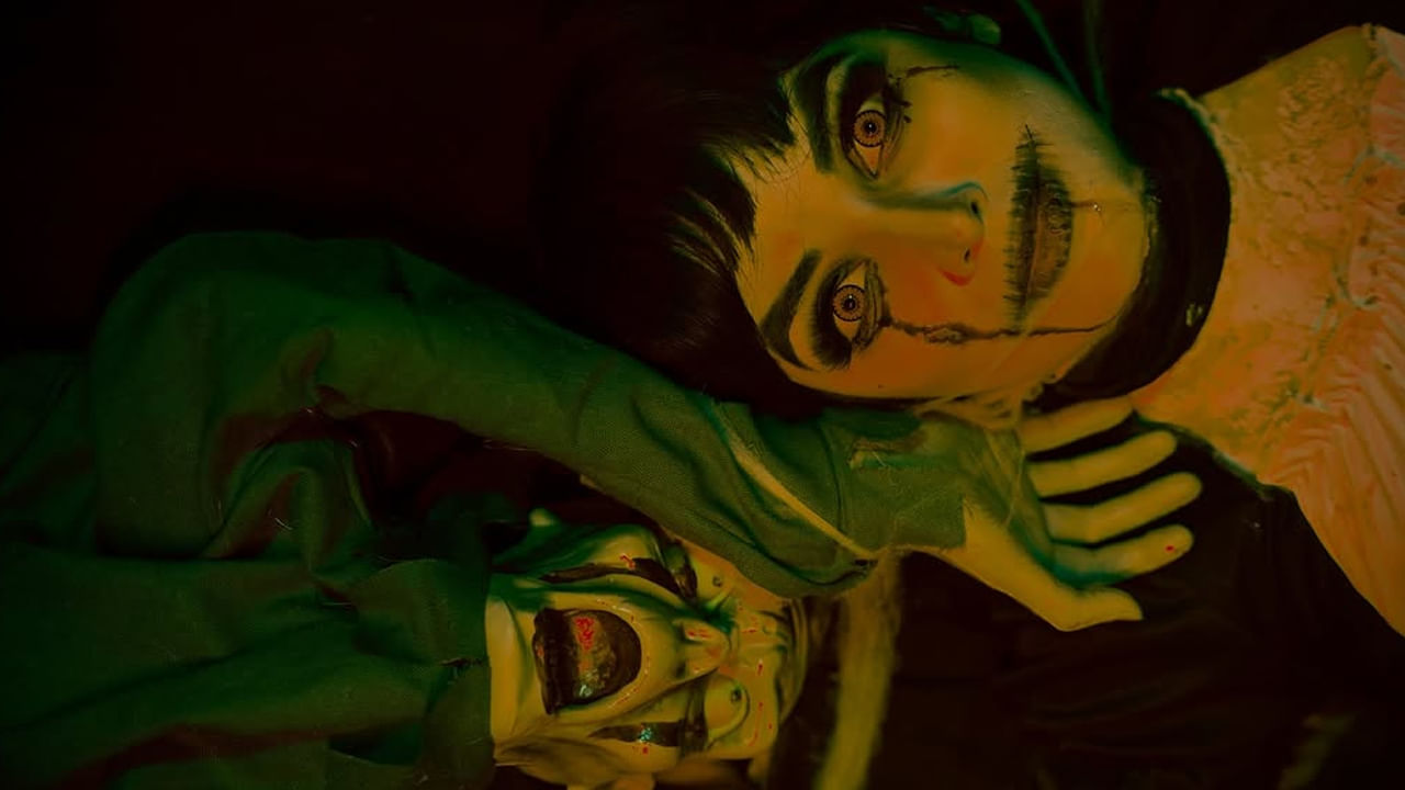 ఇంతకీ ఈ చిన్నది ఎవరంటే? మౌనరాగం సీరియల్తో మంచి గుర్తింపు తెచ్చుకున్న ప్రియాంక జైన్. ఈ అమ్మడు, బుల్లితెరపై చాలా సీరియల్స్లో నటించి మంచి గుర్తింపు తెచ్చుకుంది. మొదటి సీరియల్తో పాపులారిటీ సంపాదించుకొని, ఫ్యాన్ బేస్ పెంచుకుంది.