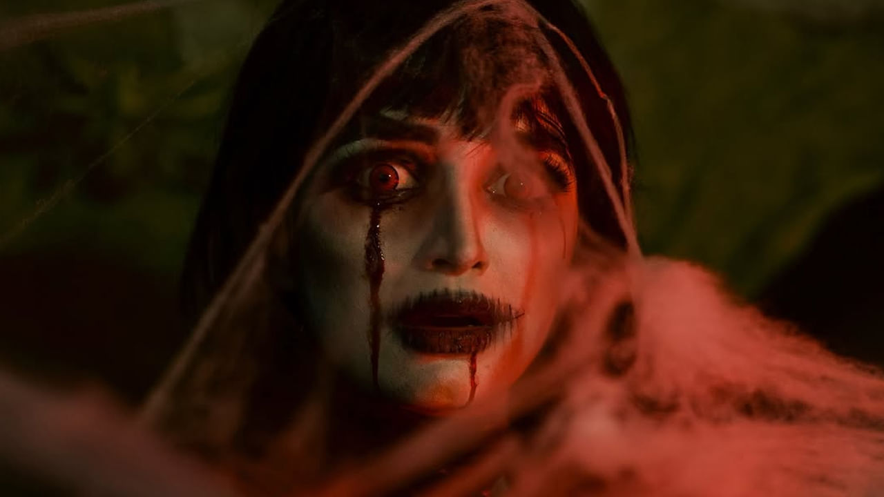 ఇక ఎప్పుడూ తన ప్రియుడితో ఉన్న ఫొటోస్, గ్లామర్ ఫొటోస్ షేర్ చేసే, ఈ చిన్నది తాజాగా, దెయ్యం గెటప్లో ఉన్న ఫొటో షేర్ చేసి, అందరినీ భయపెట్టేసింది. ఈ ఫొటోస్ చూసిన ఈ అమ్మడు అభిమానులు నిజంగానే ఈమె ప్రియాంక జైన్నా? అనే సందేహం వ్యక్తం చేసేలా గెటప్లో అదిరిపోయింది.