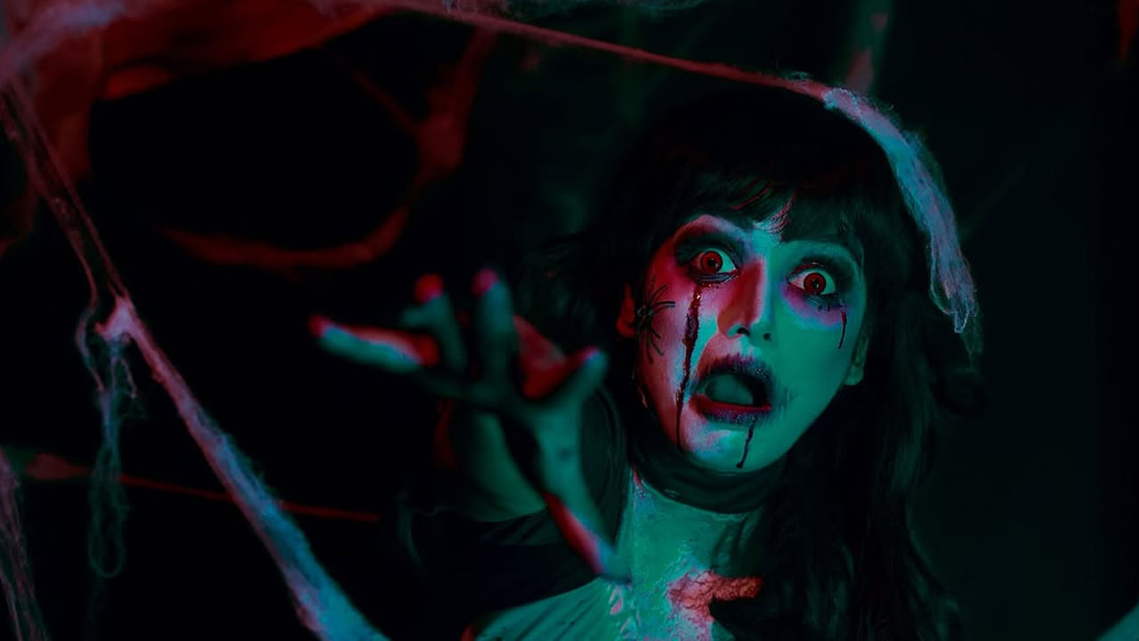 అయితే ఈ బ్యూటీ హలోవీన్ ఫెస్టివల్లో భాగంగా, ఇలా రెడీ అయ్యిందంట. ఈ సందర్భంగా దెయ్యం గెటప్ వేసుకొని, అందరిని భయపెట్టేసింది. ప్రస్తుతం ఈ ఫొటోస్ నెట్టింట తెగ వైరల్ అవుతున్నాయి.