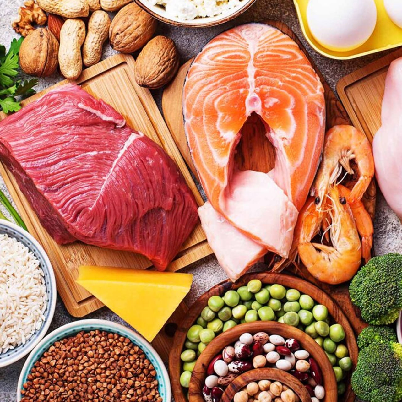 అధిక ప్రొటీన్లు: ప్రొటీన్లు అధికంగా ఉన్న ఆహారం తీసుకోవడం వల్ల శరీరంలో ఎసిడిటీ పెరుగుతూంది. దీని కారణంగా బాడీలో ఉన్న కాల్షియం మొత్తం టాయిలెట్ రూపంలో బయటకు వెళ్లిపోతుంది. దీంతో వెన్నునొప్పి వస్తుంది. అందుకే ప్రోటీన్ పరిమితలో తీసుకోవడం అలవాటు చేసుకుంది. అధిక ప్రోటీన్ ఎముకలను దెబ్బతీస్తుంది.