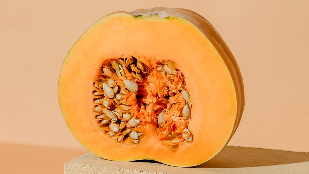 గుమ్మడి గింజల్లో ట్రిప్టోఫాన్ అనే అమైనో ఆమ్లం ఉంటుంది. ఇది సెరటోనిన్ అనే రసాయనం ఉత్పత్తి కావటానికి తోడ్పడుతుంది. సెరటోనిన్ మానసిక ప్రశాంత భావనను కలిగించటంలోనే కాదు..మంచి నాణ్యమైన నిద్ర పట్టేలా చేస్తుంది.