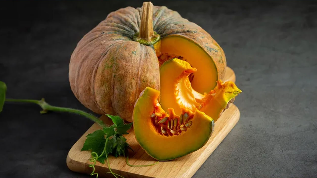 గుమ్మడి కాయలోని బీటా కెరొటిన్తో పాటు విటమిన్ సి, విటమిన్ ఇ, ఐరన్, ఫోలేట్ కూడా ఎక్కువగా ఉంటుంది. ఇవన్నీ రోగనిరోధకశక్తిని బలోపేతం చేసేవి. అందుకే తరచూ గుమ్మడి కాయను ఆహారంలో భాగంగా తీసుకోవటం వల్ల ఇన్ఫెక్షన్ల బారినపడకుండా కాపాడుతుంది.