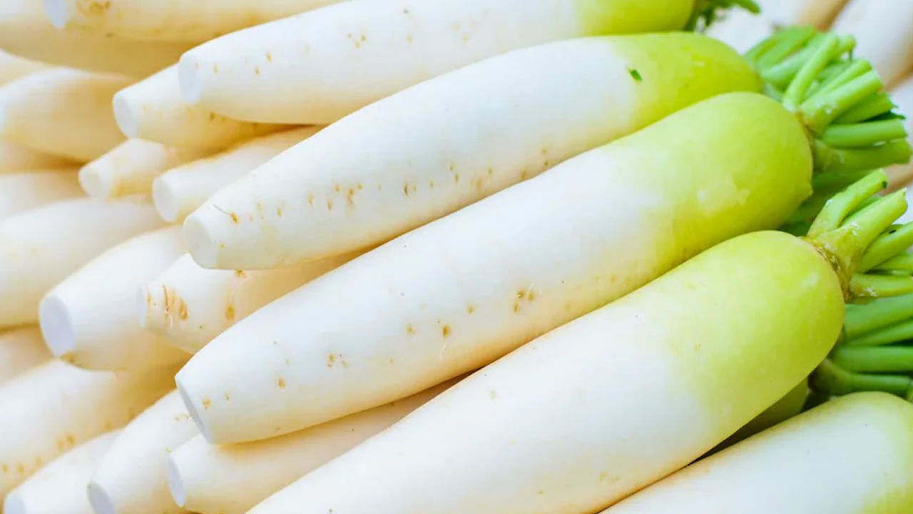 ఇక ముల్లంగి విషయానికి వస్తే ఇందులో విటమిన్ సి, పొటాషియం, మెగ్నీషియం, ఫోలేట్ వంటి పోషకాలు పుష్కలంగా ఉంటాయి. అలాగే ఫైబర్, కాల్షియం, ఐరన్, విటమిన్ బి6 వంటి ఇతర ముఖ్యమైన పోషకాలు కూడా ఉన్నాయి. ఇందులో ఉండే ఫైబర్ మలబద్ధకం, జీర్ణ సమస్యలను తగ్గించడంలో సహాయపడుతుంది. అలాగే ప్రేగులను ఆరోగ్యంగా ఉంచుతుంది.