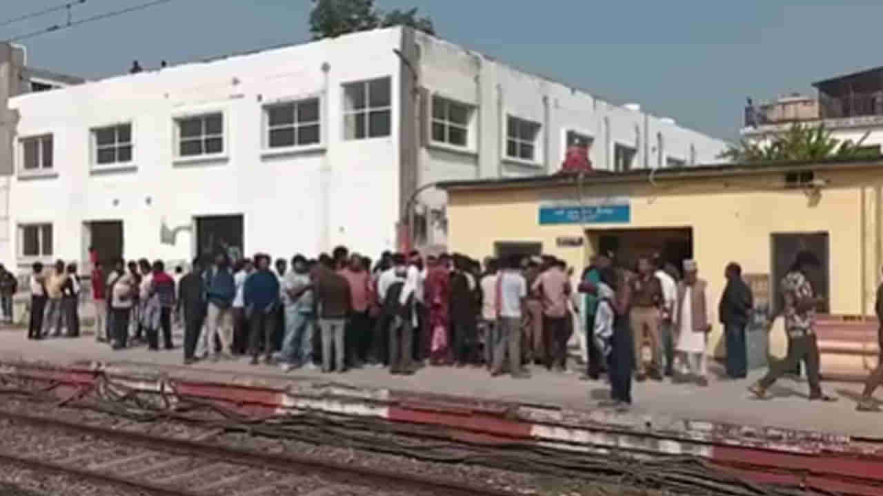 యూపీలో ఘోర ప్రమాదం.. ప్రయాణీకులపైకి దూసుకెళ్లిన రైలు