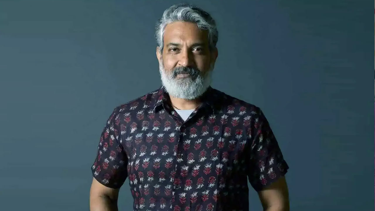 బాహుబలి, RRR వంటి సినిమాలతో ఇండియన్ సినిమా రూపు రేఖలు మార్చేసిన దర్శకుడు రాజమౌళి. మన ఇండియన్ సినిమాకు అంతర్జాతీయ ఖ్యాతిని తీసుకొచ్చిన దర్శక ధీరుడు ఈయన. అలాంటి దర్శకుడు ప్రస్తుతం వరుస వివాదాలతో వార్తల్లో నిలుస్తున్నాడు. ఆయన సినిమాలు, పాత ట్వీట్లు, భవిష్యత్తు ప్రాజెక్టులకు సంబంధించిన అంచనాలు.. ఇవన్నీ కలిసి ఆయనను నిరంతరం చర్చల్లో ఉంచుతున్నాయి.