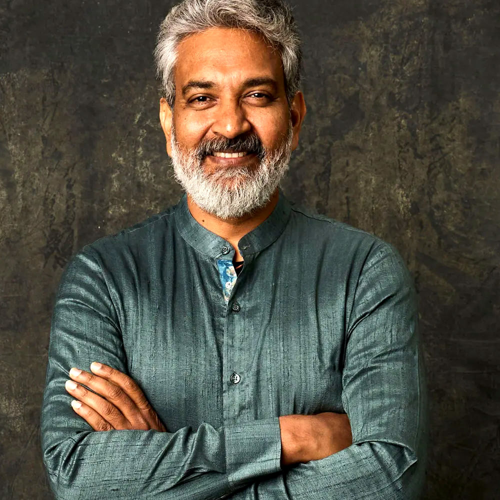 దర్శక ధీరుడి రాజమౌళి డైరెక్షన్లో చేయాలనీ ఎవరికీ మాత్రం ఉండదు. చిన్న పాత్ర అయినా సరే అవకాశం వస్తే చాలు అనుకునేవారు చాలా మంది ఉన్నారు. అపజయం అంటూ లేకుండా వరుస సినిమాలు చేస్తూ దూసుకుపోతున్నారు రాజమౌళి. హిట్, సూపర్ హిట్, బ్లాక్ బస్టర్ హిట్, పాన్ ఇండియా హిట్, ఇప్పుడు గ్లోబల్ రేంజ్ హిట్ అంటూ తన సినిమాలతో పాటు తెలుగు సినిమా స్థాయిని పెంచుకుంటూ రాణిస్తున్నారు.