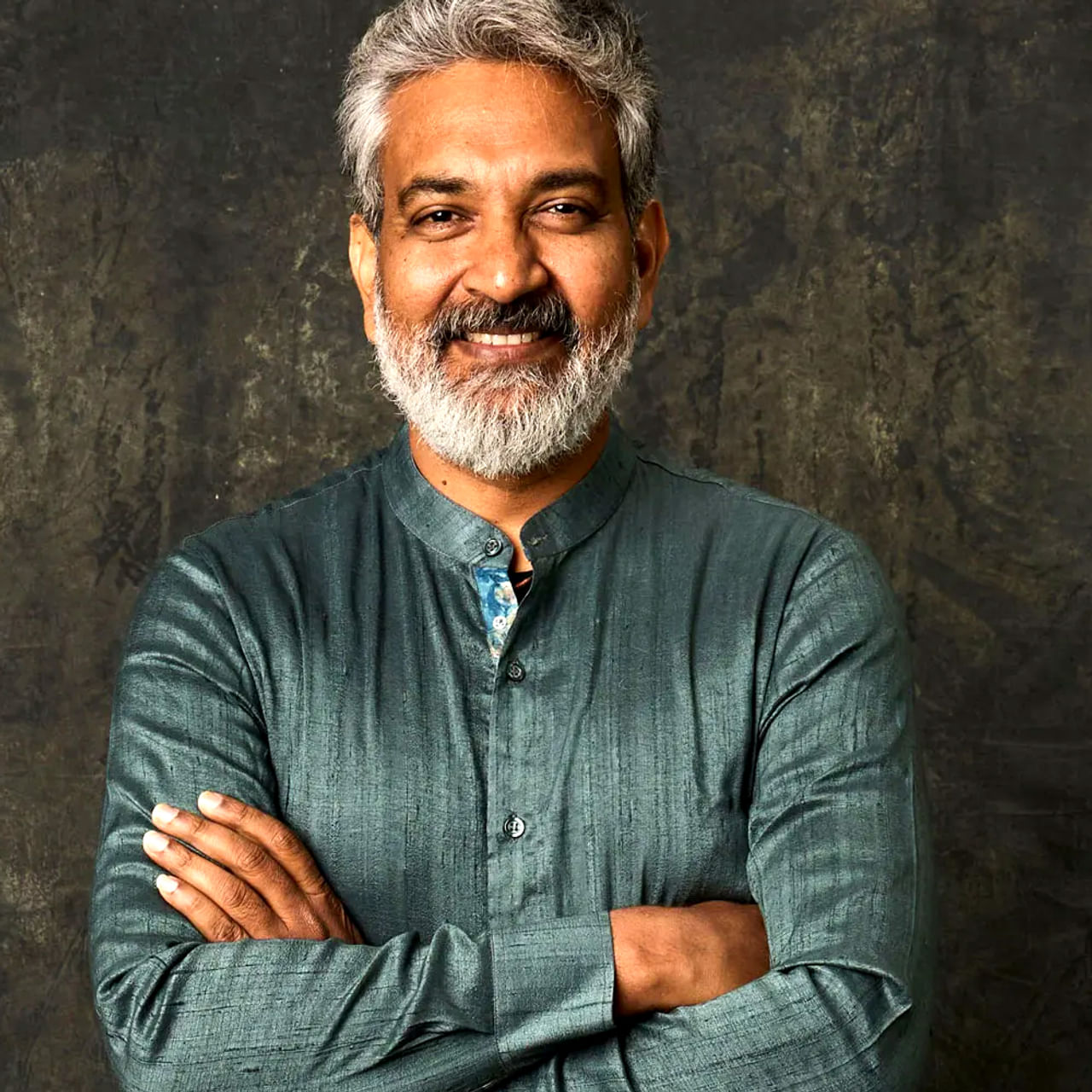 దర్శక ధీరుడి రాజమౌళి డైరెక్షన్లో చేయాలనీ ఎవరికీ మాత్రం ఉండదు. చిన్న పాత్ర అయినా సరే అవకాశం వస్తే చాలు అనుకునేవారు చాలా మంది ఉన్నారు. అపజయం అంటూ లేకుండా వరుస సినిమాలు చేస్తూ దూసుకుపోతున్నారు రాజమౌళి. హిట్, సూపర్ హిట్, బ్లాక్ బస్టర్ హిట్, పాన్ ఇండియా హిట్, ఇప్పుడు గ్లోబల్ రేంజ్ హిట్ అంటూ తన సినిమాలతో పాటు తెలుగు సినిమా స్థాయిని పెంచుకుంటూ రాణిస్తున్నారు.