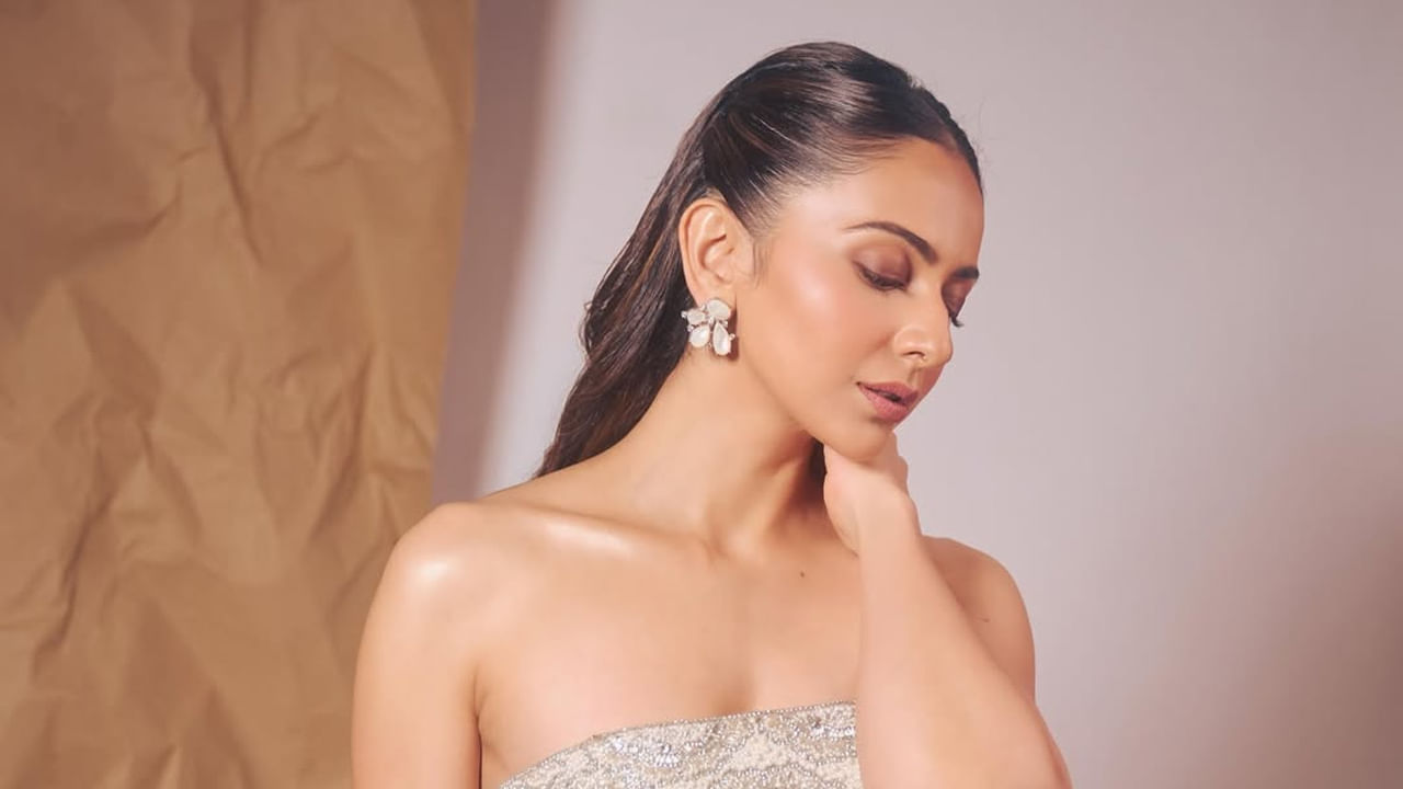 టాలీవుడ్ స్టార్ బ్యూటీ రకుల్ ప్రీత్ సింగ్ గురించి ఎంత చెప్పినా తక్కువే. ఈ అమ్మడు అందానికి ప్రతి ఒక్కరూ ఫిదా అవ్వాల్సిందే, అంతలా తన గ్లామర్తో ప్రతి ఒక్కరినీ కట్టి పడేస్తుంది. స్టైలిష్ డ్రెస్ల్లో గ్లామర్తో యూత్ను ఆగం చేస్తుంటుంది.