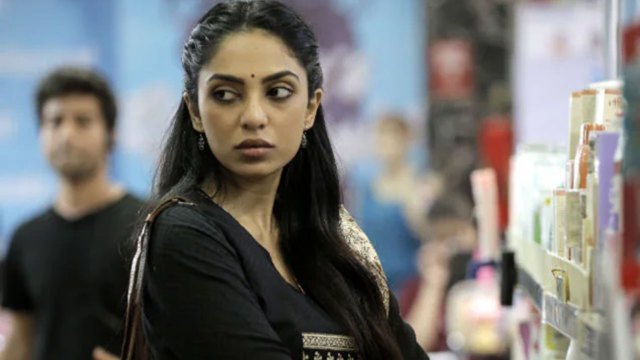 భారతీయ సినీప్రియులకు సస్పెన్స్, థ్రిల్లర్, ఊహించని ట్విస్టులు అంటే ఠక్కున గుర్తొచ్చే సినిమా దృశ్యం. కానీ ఈ సినిమాను మించిన ట్విస్టులతో సాగే సినిమా మరొకటి ఉందని మీకు తెలుసా.. ?2016 లో ఒక సైకో-థ్రిల్లర్ చిత్రం విడుదలైంది. ఇందులో నేటి అతిపెద్ద తారలు, ఒక నటుడు, ఒక అగ్ర నటి ప్రధాన పాత్రల్లో నటించారు.