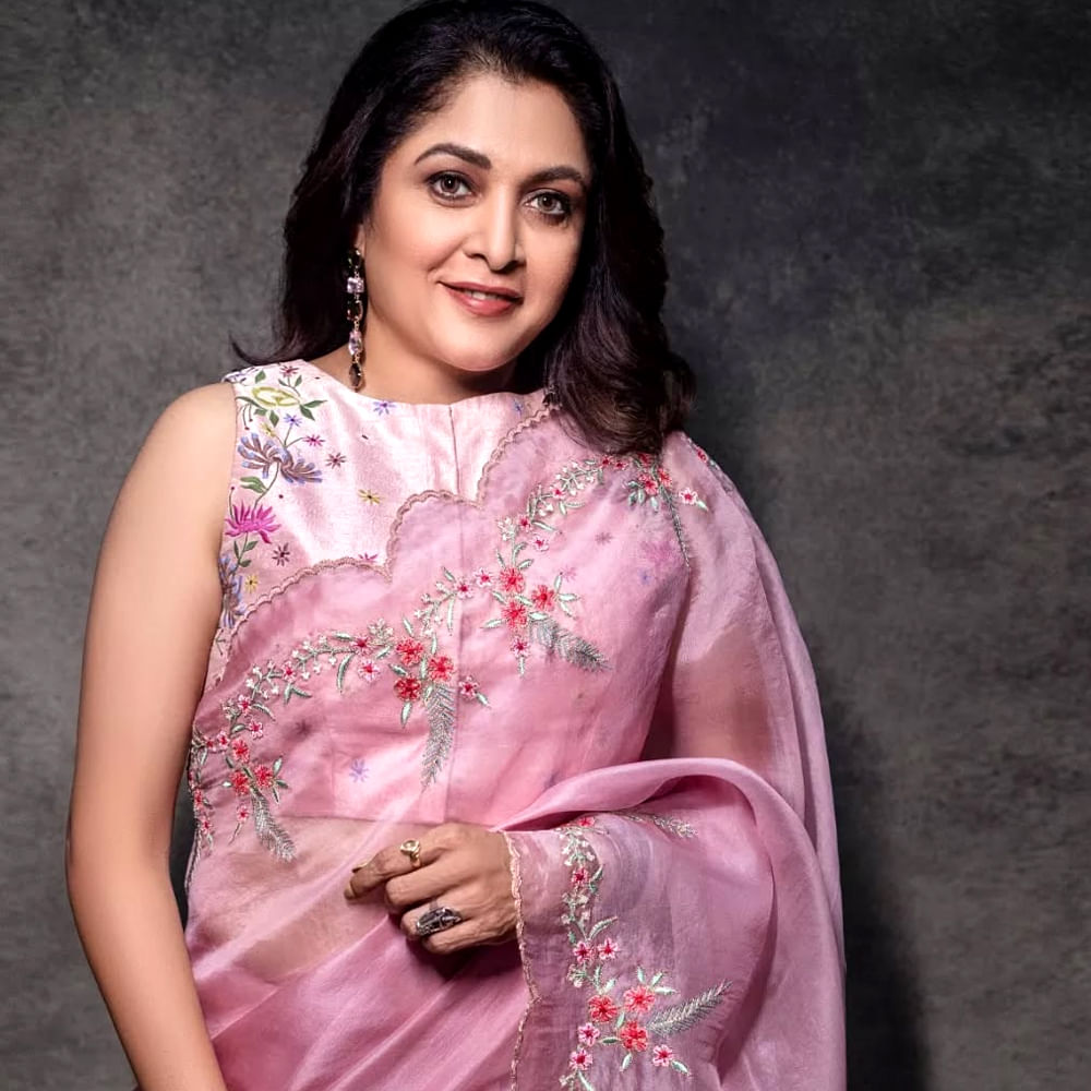 అలాగే మొదటి రూ. 1000కోట్లు వసూల్ చేసిన సినిమాలో నటించిన సీనియర్ హీరోయిన్ గా నిలిచారు రమ్యకృష్ణ.సినీ పరిశ్రమలో గత 30 ఏళ్లుగా తమిళం, తెలుగు, కన్నడ, మలయాళం, హిందీ సినిమాల్లో నటించి ఎన్నో అవార్డులను సొంతం చేసుకున్నారు ఈ ముద్దుగుమ్మ.