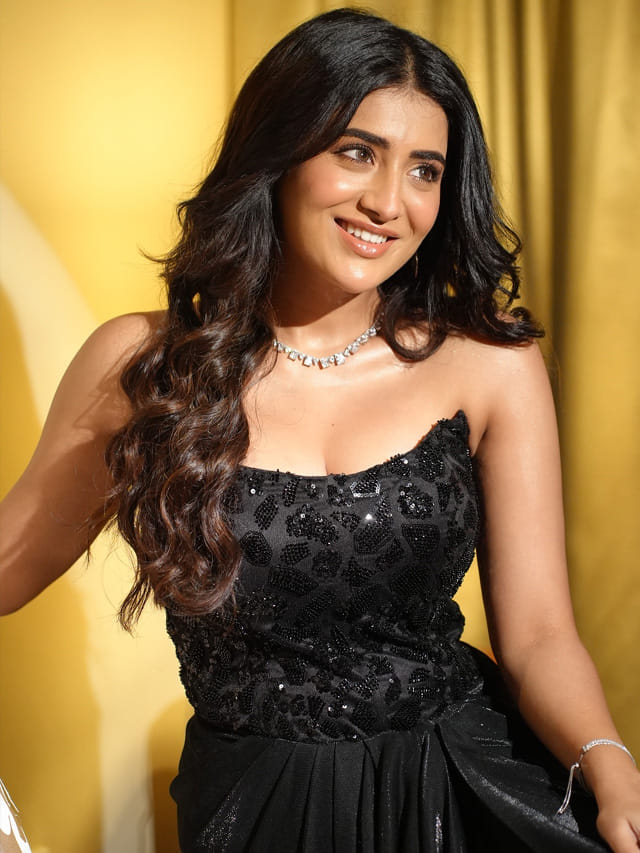 బ్లాక్ డ్రెస్‏లో కిక్కెక్కిస్తోన్న రాశి సింగ్.. సెగలు పుట్టిస్తోన్న హీరోయిన్..