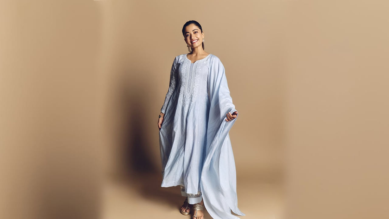 అందాల చిన్నది క్యూట్ బ్యూటీ రష్మిక గురించి ప్రత్యేకంగా చెప్పాల్సిన పని లేదు. నేషనల్ క్రష్గా ఈ బ్యూటీ తన కంటూ ఓ స్పెషల్ ఇమేజ్ క్రియేట్ చేసుకుంది. వరసగా సినిమాలు చేస్తూ స్టార్ హీరోలకు సైతం గట్టి పోటీని ఇస్తుంది. తాజాగా ఈ ముద్దుగుమ్మ కొన్ని క్యూట్ ఫొటోస్ షేర్ చేయడంతో ఇవి నెట్టింట తెగ సందడి చేస్తున్నాయి.