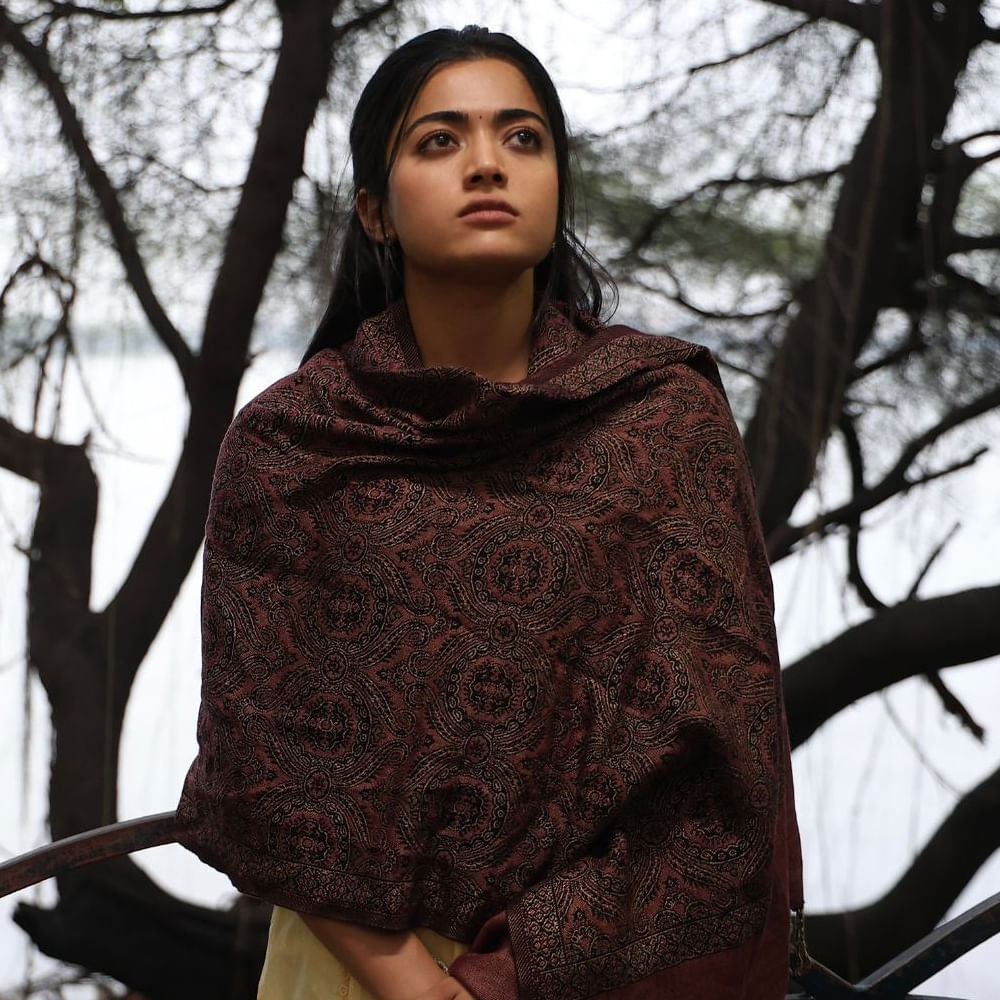 ప్రస్తుతం రష్మిక వయసు 29 సంవత్సరాలు. కానీ నివేదికల ప్రకారం ఆమె ఆస్తులు రూ.70 కోట్లకు పైగానే ఉన్నట్లు సమాచారం. ఒక్కో సినిమాకు రూ.8 నుంచి 10 కోట్ల వరకు రెమ్యునరేషన్ తీసుకుంటుంది. ఇక రష్మిక నటించిన చిత్రాలు వరుసగా 500 కోట్లకు పైగా రాబట్టాయి.