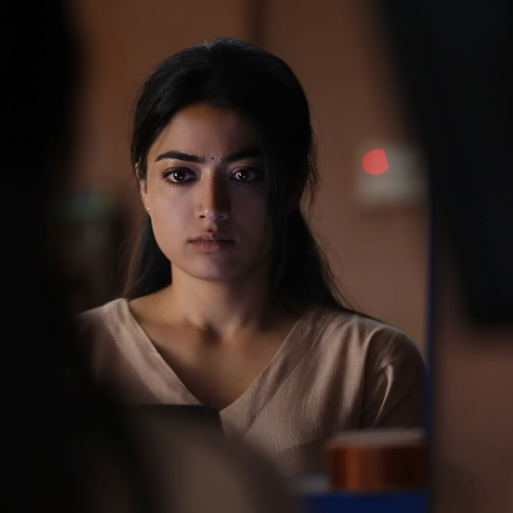 ప్రస్తుతం రష్మిక ప్రధాన పాత్రలో నటించిన ది గర్ల్ ఫ్రెండ్ సినిమా థియేటర్లలో విజయవంతంగా దూసుకుపోతుంది. లేడీ ఓరియెంటెడ్ డ్రామాగా వచ్చిన ఈ సినిమాకు అడియన్స్ నుంచి మంచి రెస్పాన్స్ వస్తుంది. అలాగే ఇందులో భూమ దేవి పాత్రలో అద్భుతమైన నటనతో కట్టిపడేస్తుంది.