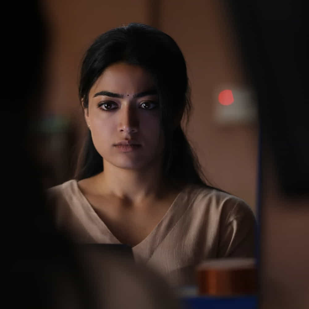 ప్రస్తుతం రష్మిక ప్రధాన పాత్రలో నటించిన ది గర్ల్ ఫ్రెండ్ సినిమా థియేటర్లలో విజయవంతంగా దూసుకుపోతుంది. లేడీ ఓరియెంటెడ్ డ్రామాగా వచ్చిన ఈ సినిమాకు అడియన్స్ నుంచి మంచి రెస్పాన్స్ వస్తుంది. అలాగే ఇందులో భూమ దేవి పాత్రలో అద్భుతమైన నటనతో కట్టిపడేస్తుంది.