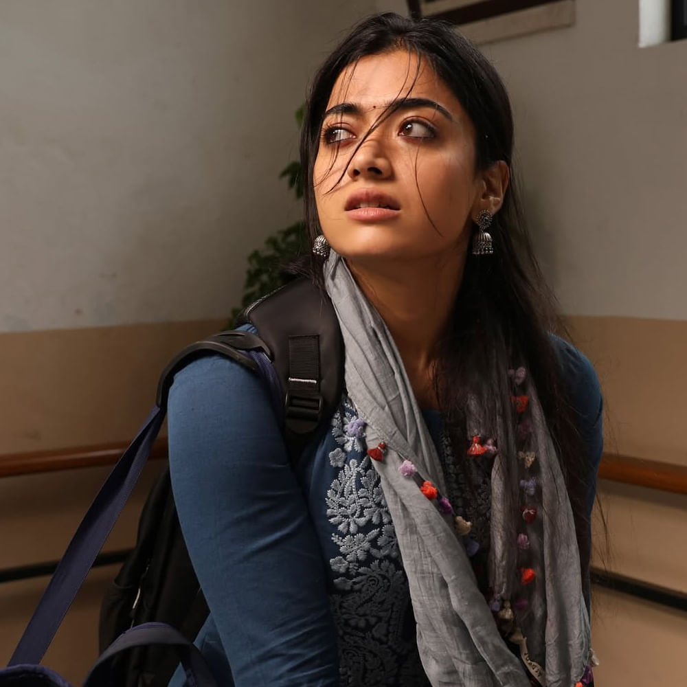 రష్మిక వద్ద ఖరీదైన లగ్జరీ కార్లు ఉన్నాయి. ఆమె వద్ద బెంజ్, ఆడీ, రేంజ్ రోవర్ లాంటి కార్లు ఉన్నట్లు తెలుస్తోంది. అలాగే హైదరాబాద్, కూర్గ్ ప్రాంతాలలో సొంతంగా ఇళ్లు ఉన్నాయి. బ్రాండ్ ప్రమోషన్స్, వ్యాపారరంగాల్లోనూ ఈ అమ్మడు భారీగానే సంపాదిస్తుంది.