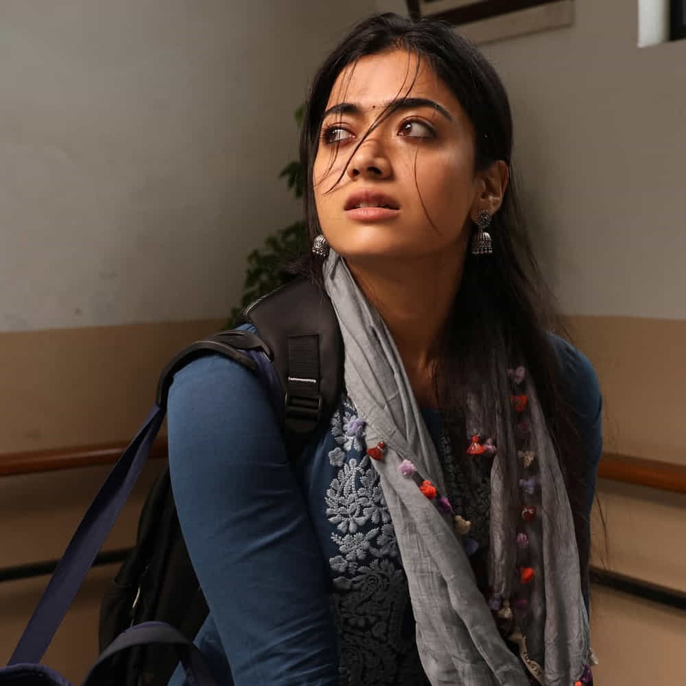 రష్మిక వద్ద ఖరీదైన లగ్జరీ కార్లు ఉన్నాయి. ఆమె వద్ద బెంజ్, ఆడీ, రేంజ్ రోవర్ లాంటి కార్లు ఉన్నట్లు తెలుస్తోంది. అలాగే హైదరాబాద్, కూర్గ్ ప్రాంతాలలో సొంతంగా ఇళ్లు ఉన్నాయి. బ్రాండ్ ప్రమోషన్స్, వ్యాపారరంగాల్లోనూ ఈ అమ్మడు భారీగానే సంపాదిస్తుంది.