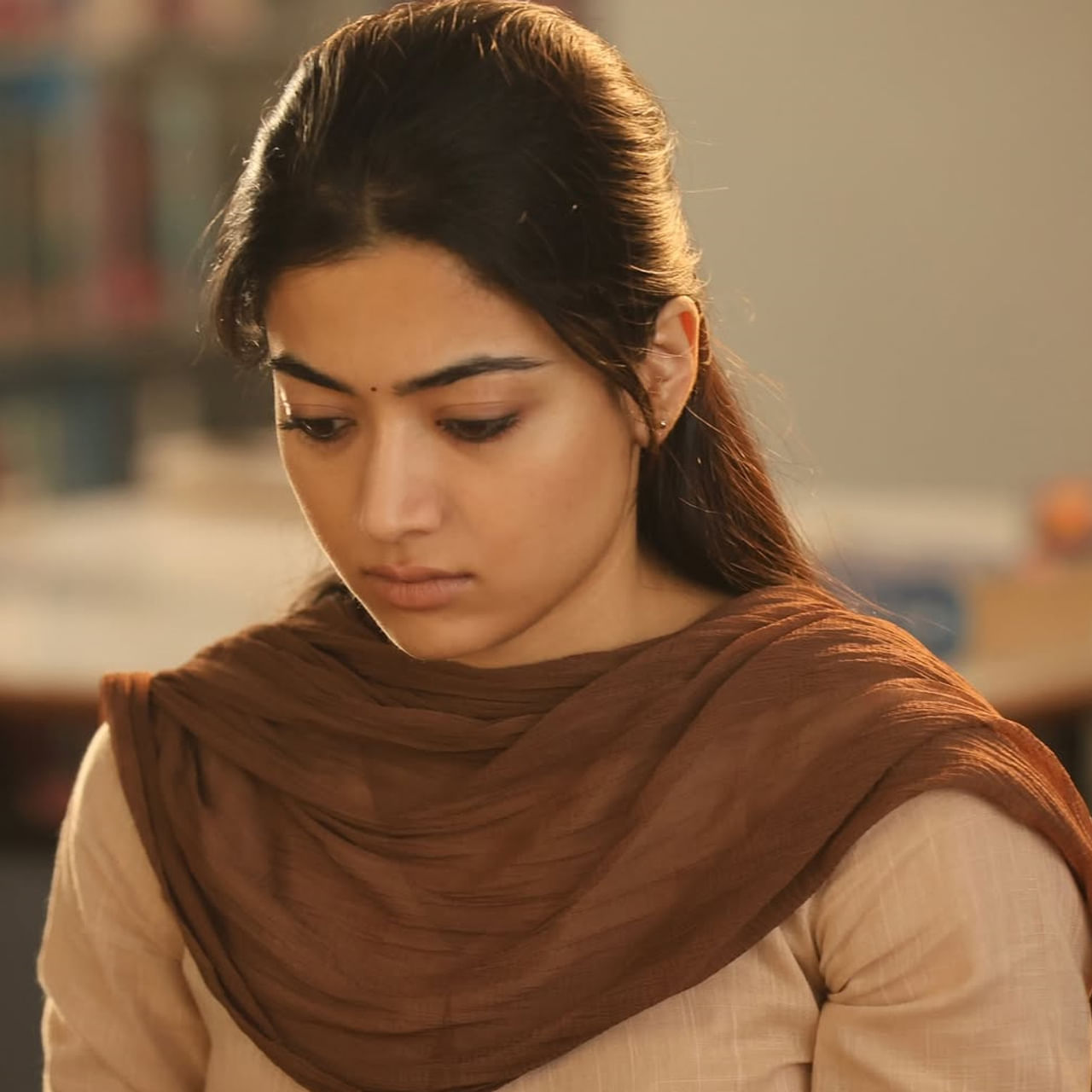 పాన్ ఇండియా లెవల్లో విపరీతమైన క్రేజ్ సొంతం చేసుకున్న హీరోయిన్ నేషనల్ క్రష్ రష్మిక మందన్నా. కొన్నాళ్లుగా పుష్ప 2, యానిమల్, ఛావా, కుబేర సినిమాలతో వరుసగా బాక్సాఫీస్ సంచలనం సృష్టించిన ఈ అమ్మడు.. ఇప్పుడు థామా, ది గర్ల్ ఫ్రెండ్ చిత్రాలతో మరిన్ని హిట్స్ అందుకుంది.