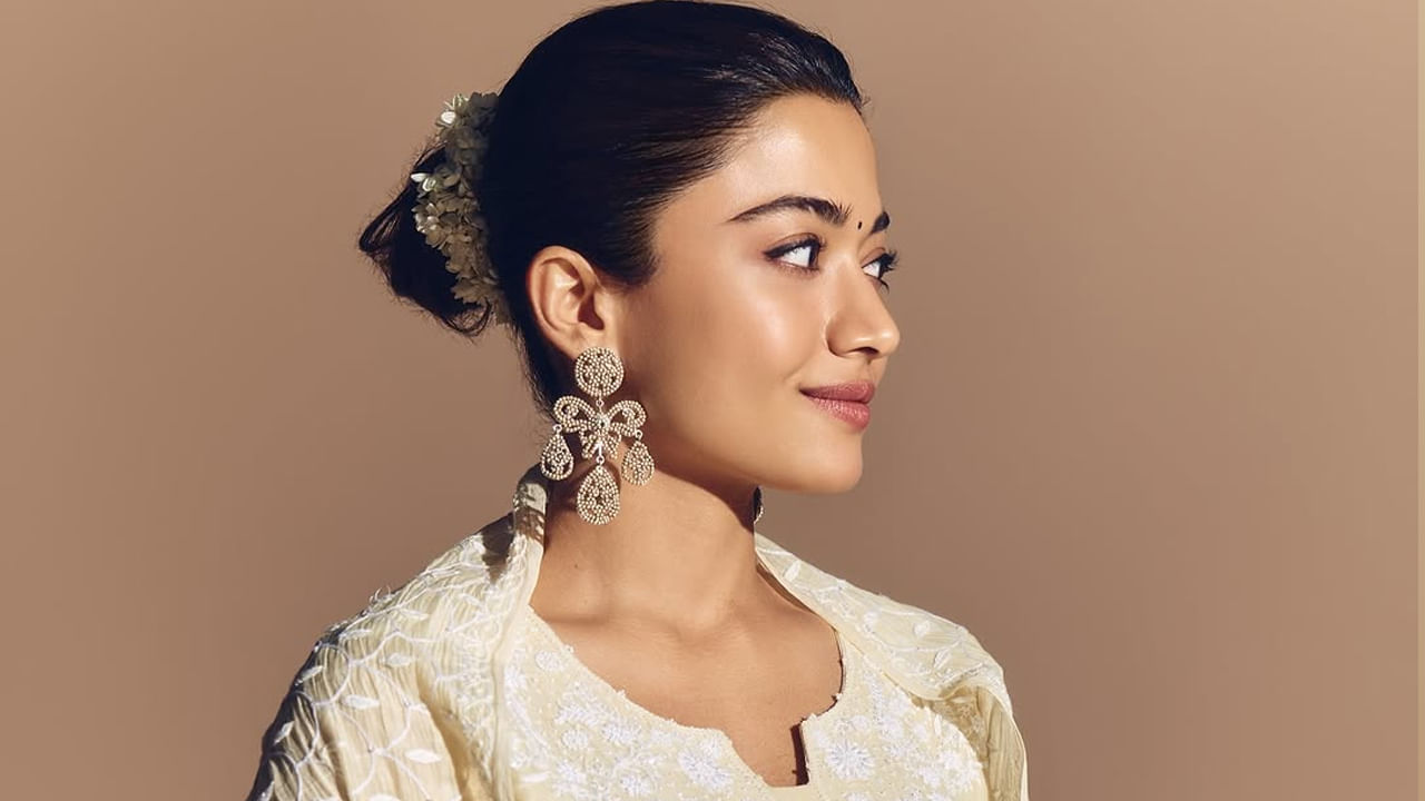 ఛలో సినిమాతో టాలీవుడ్లోకి ఎంట్రీ ఇచ్చిన రష్మిక అనతి కాలంలో తనకంటూ మంచి గుర్తింపు సంపాదించుకుంది. ఛలో తర్వాత గీతా గోవిదం మూవీలో నటించి స్టార్ హీరోయిన్లో సత్తా చాటింది. తర్వాత వరసగా స్టార్ హీరోల సరసన ఛాన్స్లు కొట్టేసింది ఈబ్యూటీ.