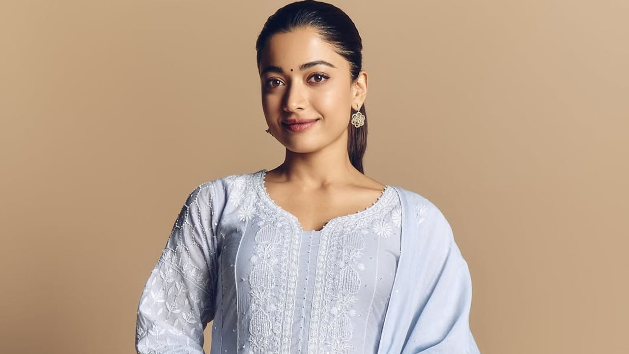 చాలా తక్కువ సమయంలోనే టాలీవుడ్ క్రేజీ హీరోయిన్గా దూసకెళ్తుంది. ముఖ్యంగా పుష్ప సినిమాతో పాన్ ఇండియా లెవల్లో భారీ పాపులారిటీ సొంతం చేసుకుంది. ఈ మూవీ తర్వాత ఈ ముద్దుగుమ్మ చేసిన సినిమాలన్నీ చాలా వరకు భారీ ప్రాజెక్ట్స్నే.