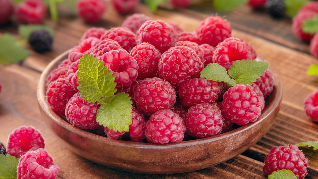 రాస్బెర్రీ పండులో యాంటీ ఆక్సిడెంట్లు ఉంటాయి. ఇందులో విటమిన్ సీ, విటమిన్‌ ఇ, ఆంథోనిసైనిన్‌, ఎల్లజిక్‌ యాసిడ్‌ ఉంటాయి.  ఇవి ఫ్రీర్యాడికల్‌ డ్యామేజ్‌ కాకుండా కాపాడతాయి. రాస్బెర్రీలో ఫైబర్‌ కూడా పుష్కలం. జీర్ణ ఆరోగ్యానికి తోడ్పడుతుంది. బరువు తగ్గాలనుకునేవారు రాస్బెర్రీ పండ్లను తినాలి. ఇది గుండె ఆరోగ్యానికి కూడా మేలు చేస్తుంది. 