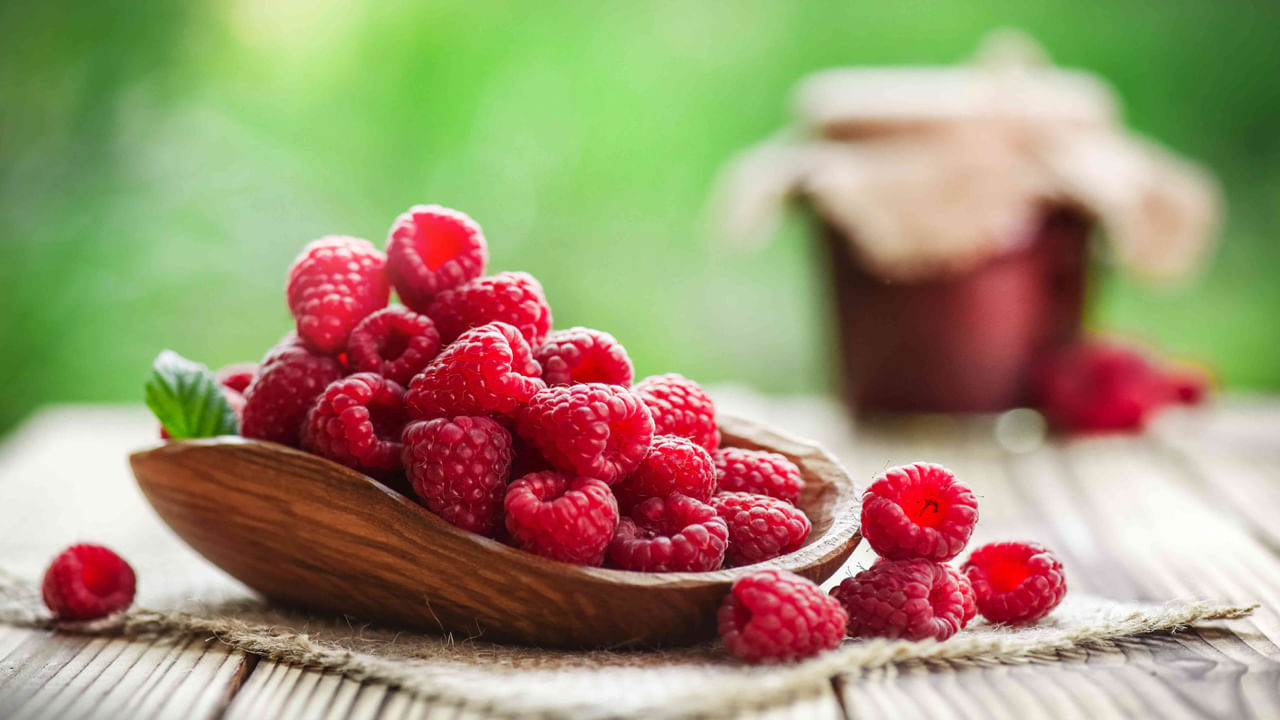 రాస్బెర్రీస్‌లో ఉండే యాంటీఆక్సిడెంట్లు, విటమిన్లు, ఖనిజాలు చర్మానికి మేలు చేస్తాయి. విటమిన్ సి కొల్లాజెన్ ఉత్పత్తికి సహాయపడుతుంది. చర్మ స్థితిస్థాపకత, యవ్వనానికి దోహదం చేస్తుంది. అదనంగా, యాంటీఆక్సిడెంట్లు చర్మాన్ని ఫ్రీ రాడికల్స్ వల్ల కలిగే నష్టం నుండి రక్షించడంలో సహాయపడతాయి. చర్మం ముడతలు, మచ్చలు వంటి వృద్ధాప్య సంకేతాలను తగ్గించడంలో సహాయపడతాయి.
