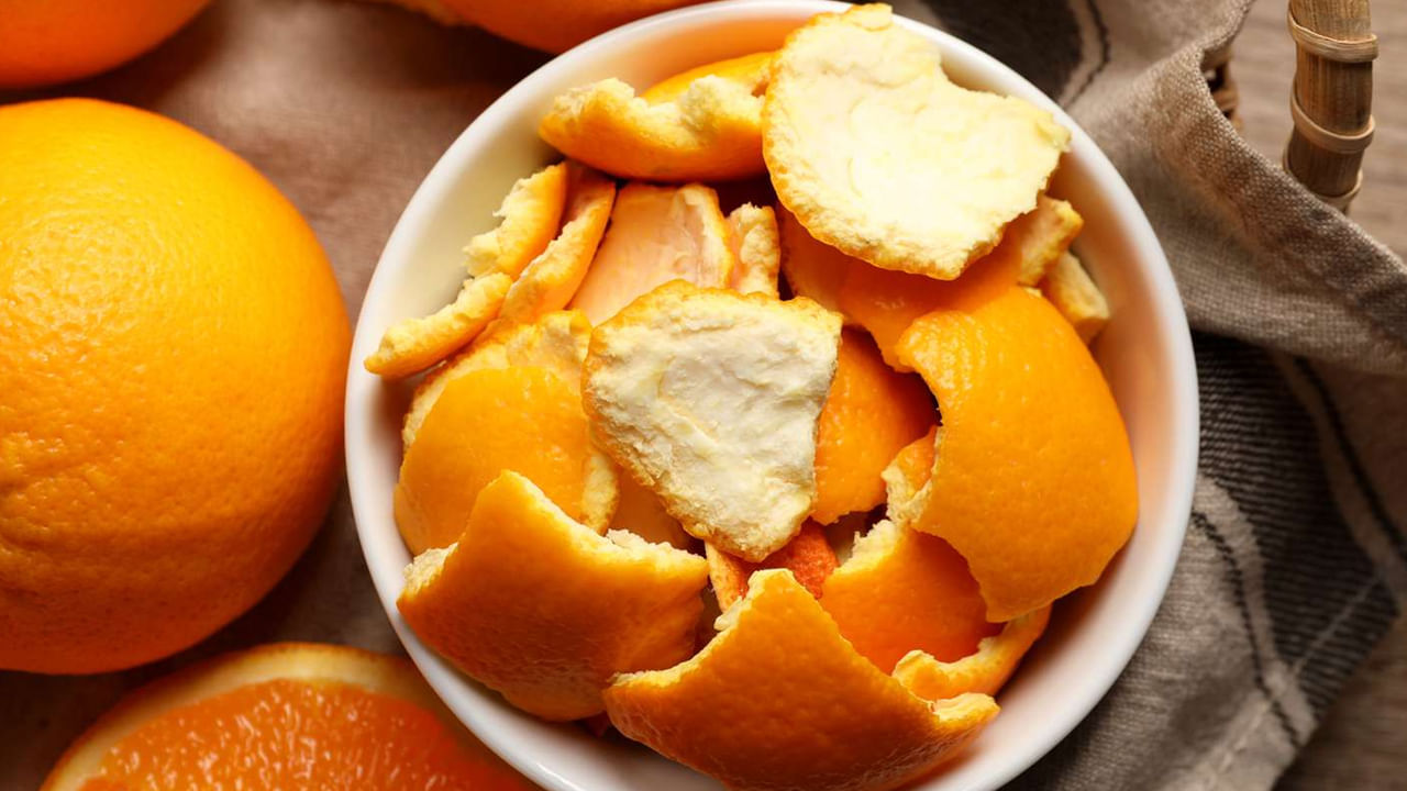 వీటిని వాడటం చాలా సులభం. ముందుగా నారింజ తొక్కను తురుము, కొద్దిగా పిండుకుని ఎలుకలు తిరిగే ప్రదేశంలో ఉంచండి. అవి త్వరగా ఎండిపోతాయి కాబట్టి ప్రతి రెండు మూడు రోజులకు ఒకసారి తొక్కను మార్చాలి. దీనితో పాటు, మీరు నారింజ తొక్క స్ప్రేను కూడా ఉపయోగించవచ్చు. దీని కోసం, నారింజ తొక్కలను నీటిలో బాగా మరిగించి స్ప్రే బాటిల్‌లో వేయండి. తర్వాత ఇంటి తలుపులు, కిటికీలు, ప్రవేశ ద్వారాల చుట్టూ స్ప్రేను స్ప్రే చేయండి. ఇది రూమ్ ఫ్రెషనర్ లాగా మంచి సువాసనను ఇస్తుంది.