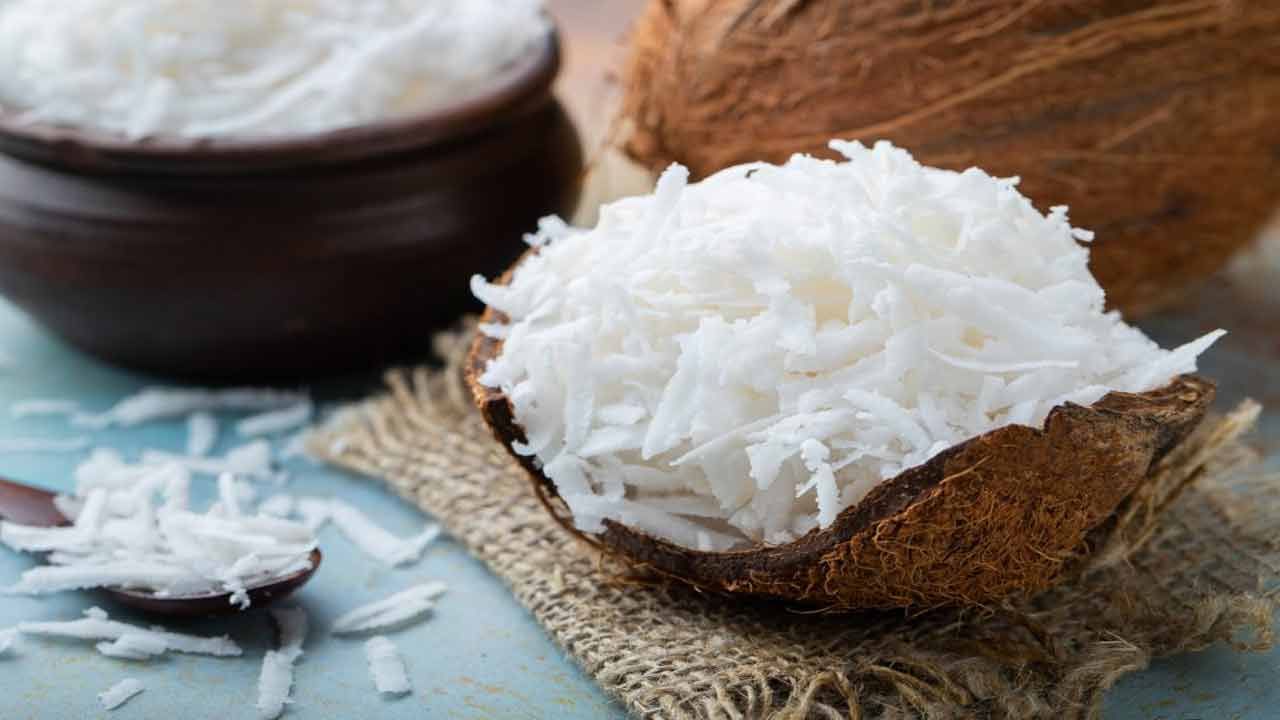 పోషకాల గని: పచ్చి కొబ్బరి మన శరీరంలో నీటి శాతం కోల్పోకుండా చేస్తుంది. తరచుగా కొబ్బరిని ఆహారంలో తీసుకునే వారికి మలబద్ధకం, థైరాయిడ్ సమస్యలు దూరంగా ఉంటాయి. ఇందులో ఉండే కొవ్వు, కార్బోహైడ్రేట్లు, ప్రోటీన్లు శరీరానికి అనేక విధాలుగా మేలు చేస్తాయి. పచ్చి కొబ్బరిలో ఉండే ఆరోగ్యకరమైన కొవ్వులు కొలెస్ట్రాల్ను నియంత్రిస్తుంది.