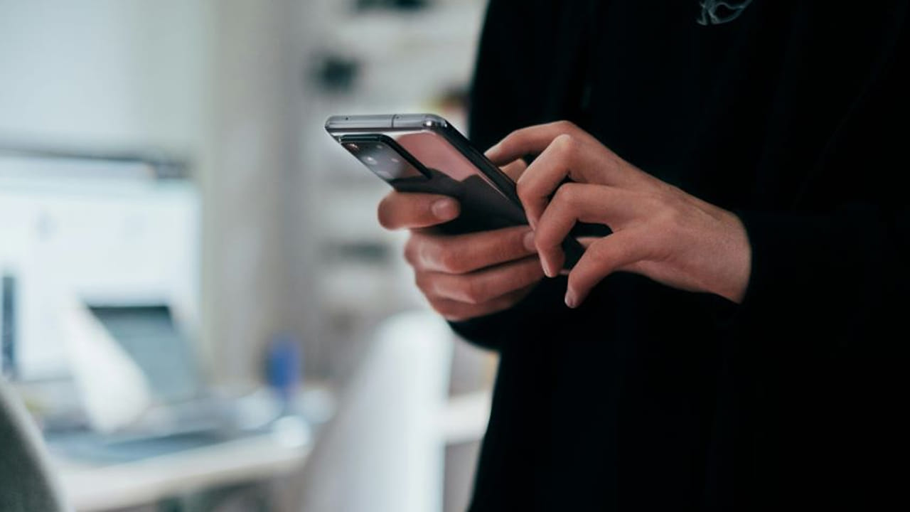 Recharge Prices: భారీగా పెరగనున్న రీఛార్జ్ ధరలు.. ఈ నెల నుంచే అమల్లోకి..! ఒకేసారి ఎంతంటే..?