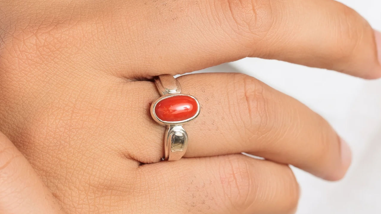 ఉంగరపు వేలుకి ప్రకాశవంతమైన ఎరుపు పగడపు ధరించడం వల్ల కుజ గ్రహ దుష్ప్రభావం తగ్గుతుంది. కుజ (మంగళ) మంత్రం, హనుమాన్ చాలీసా, నవగ్రహ మంత్రం లేదా గాయత్రీ మంత్రాన్ని జపించడం వల్ల కూడా కుజ దోషం దూరం చేయవచ్చు. 