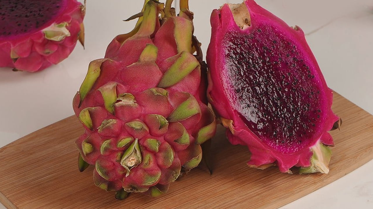 డ్రాగన్ ఫ్రూట్ విటమిన్లు సి, బి2లకు మంచి మూలం. అలాగే పొటాషియం, మెగ్నీషియం, ఇనుము వంటి ఖనిజాలు కూడా ఇందులో ఉన్నాయి. ఇవి అనారోగ్య సమస్యలను దూరం చేయడంలో సహాయపడుతుందని అంటున్నారు నిపుణులు అంటున్నారు. అందుకే డ్రాగన్ ఫ్రూట్‎ను మీ ఆహారంలో చేర్చుకోవడం చాలా ముఖ్యం.