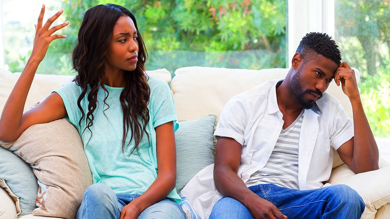 భర్త ఎప్పుడూ కోపంతోనో, సరదాగానో మీ భార్య ఆత్మాభిమానాన్ని దెబ్బతీసే మాటలు మాట్లాడకూడదు. ఇది తరచుగా పెద్ద వివాదాలకు కారణం కావచ్చు అంటున్నారు నిపుణులు. చాలా సందర్భాలలో సంబంధం విచ్ఛిన్నం అంచుకు వస్తుంది. భర్త తన భార్యతో ఎప్పుడూ చెప్పకూడని 3 విషయాల గురించి తెలుసుకుందాం.