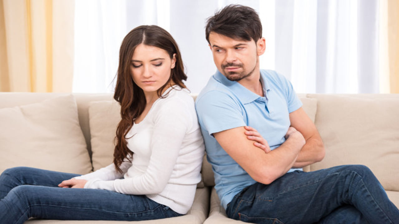 Relationship Tips: భారతదేశంలో వివాహ బంధానికి ఎంతో పేరుంది. భారతీయ వైవాహిక జీవితాన్ని తరచుగా ఏదో ఒక రకంగా పోల్చడం వల్ల బంధంతో మనస్పర్థలు వచ్చే అవకాశం ఉంటుందని సైకాలజీ నిపుణులు చెబుతున్నారు. భార్యాభర్తల మధ్య బంధం ఎంత పటిష్టంగా ఉన్నప్పటికీ కొన్ని చిన్నపాటి విషయాల వల్ల అది బలహీనంగా మారే ప్రమాదం ఉందని నిపుణులు హెచ్చరిస్తున్నారు. అందుకే ఈ బంధాన్ని దృఢంగా ఉండాలంటే ఇద్దరు కూడా ఒకరినొకరు అర్థం చేసుకోవడం చాలా ముఖ్యం. సహజీవనం చేస్తున్నప్పుడు భార్యాభర్తల మధ్య మనస్పర్థలు, గొడవలు రావడం సహజమే. కానీ కోపంలోనో, తమాషాగానో, ఈ దృఢమైన బంధాన్ని బలహీనపరిచే ఇలాంటి మాటలు తన నోటి నుంచి చెప్పకూడదని భర్త ఎప్పుడూ గుర్తుంచుకోవాలి.